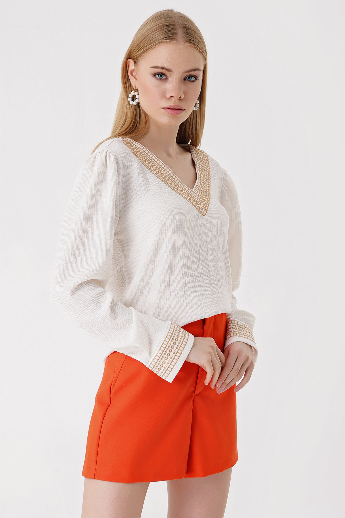Image of 0466 Nakışlı V Yaka Örme Bluz - Beyaz