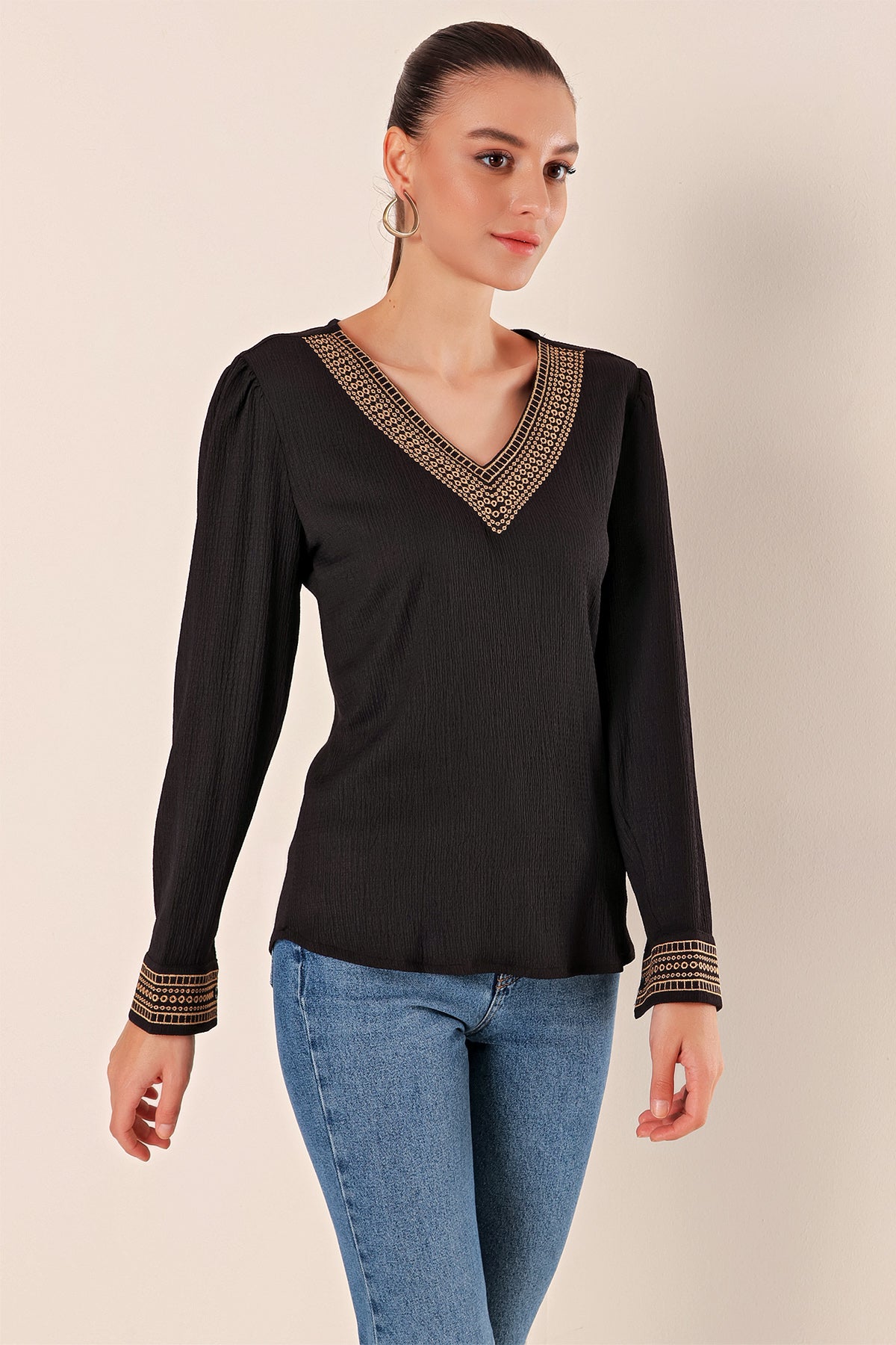 Image of 0466 Embroidered V-Neck Knitted Blouse - Black