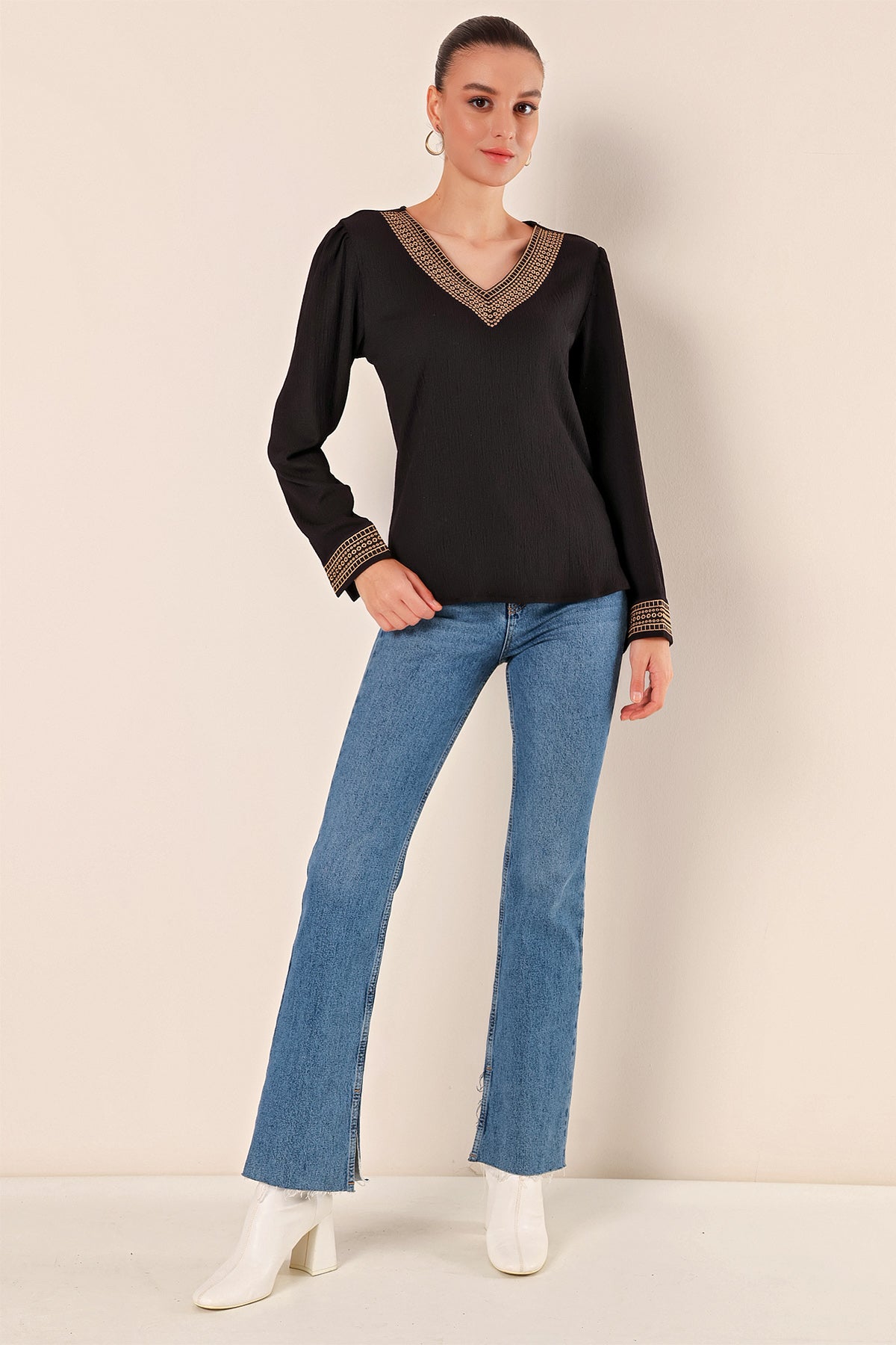 Image of 0466 Embroidered V-Neck Knitted Blouse - Black