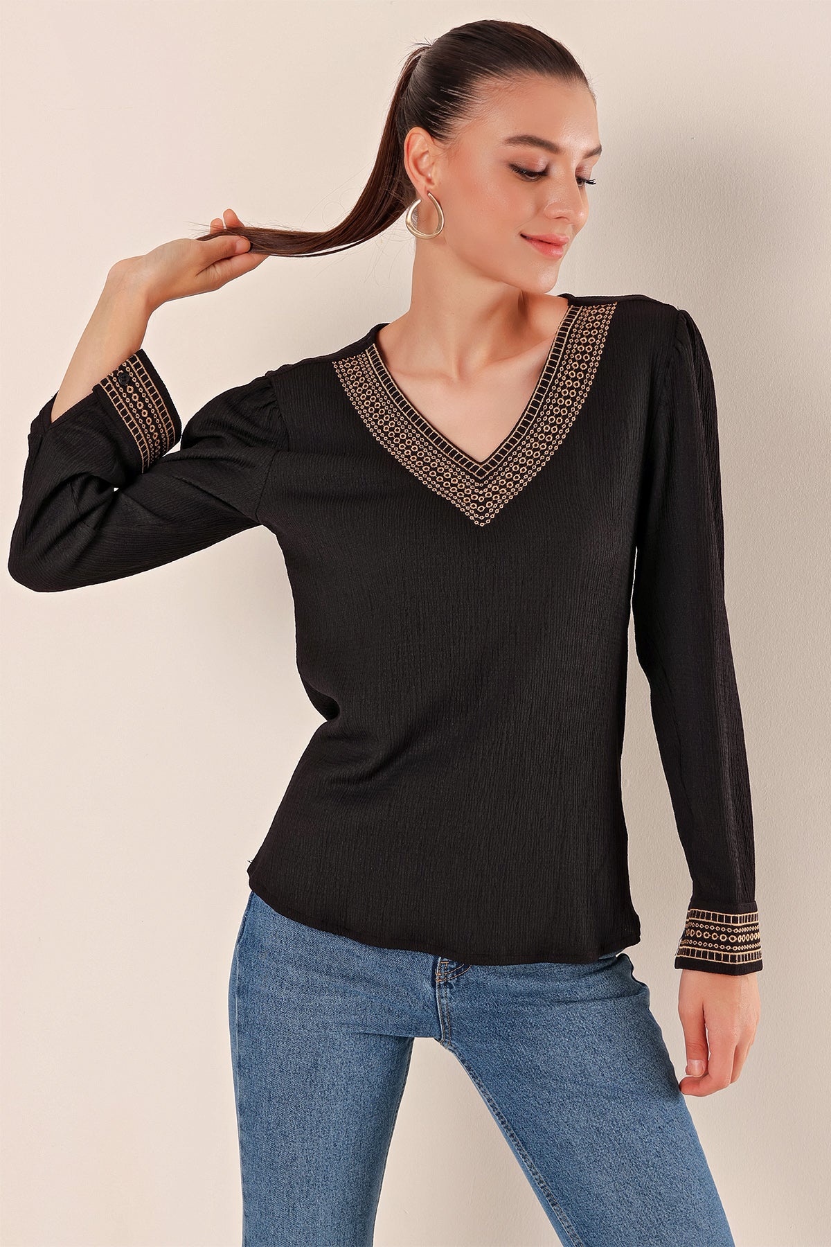 Image of 0466 Embroidered V-Neck Knitted Blouse - Black