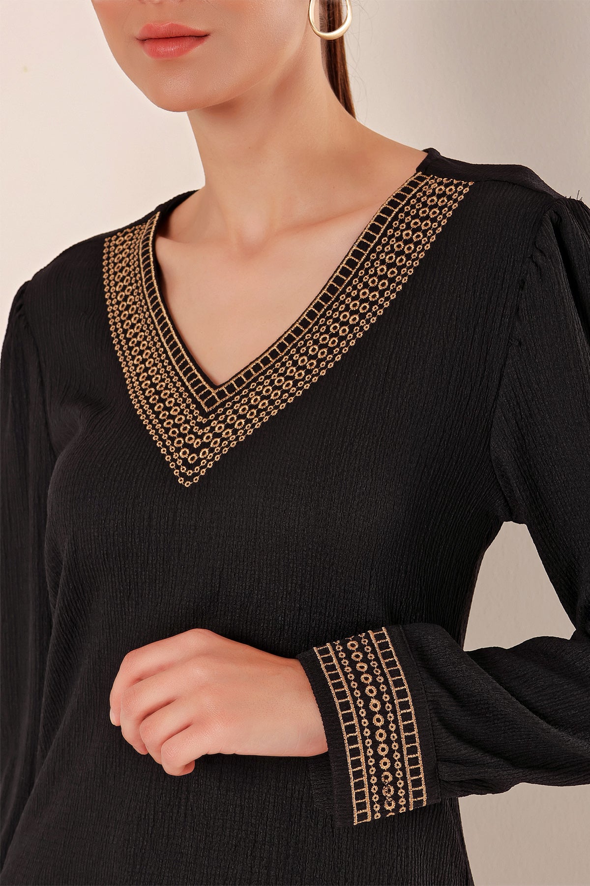 Image of 0466 Embroidered V-Neck Knitted Blouse - Black
