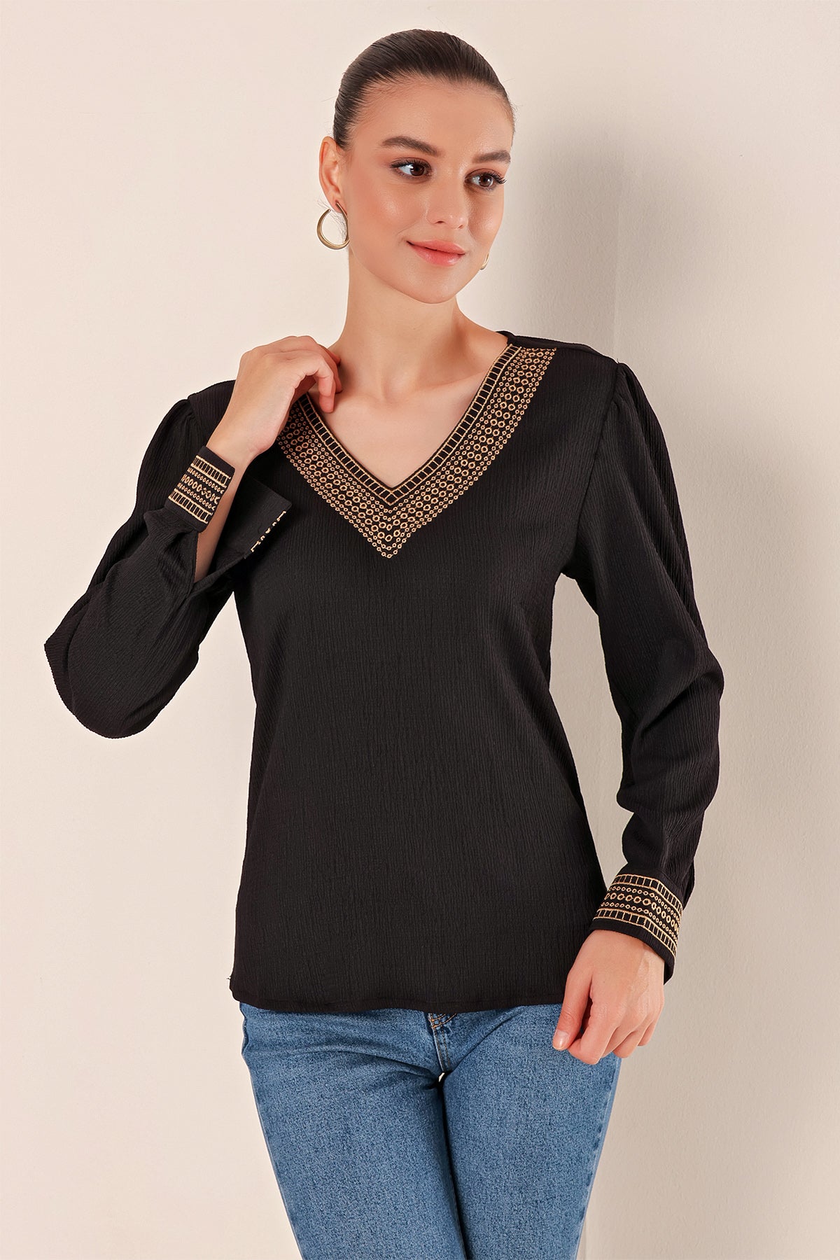 Image of 0466 Embroidered V-Neck Knitted Blouse - Black