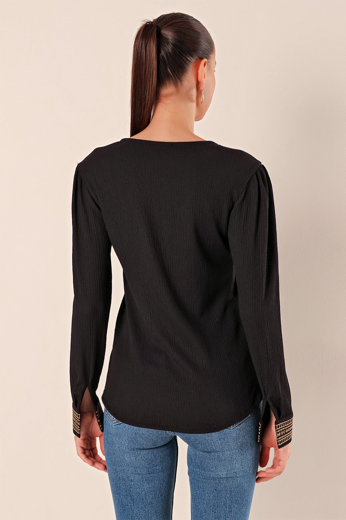 Image of 0466 Embroidered V-Neck Knitted Blouse - Black
