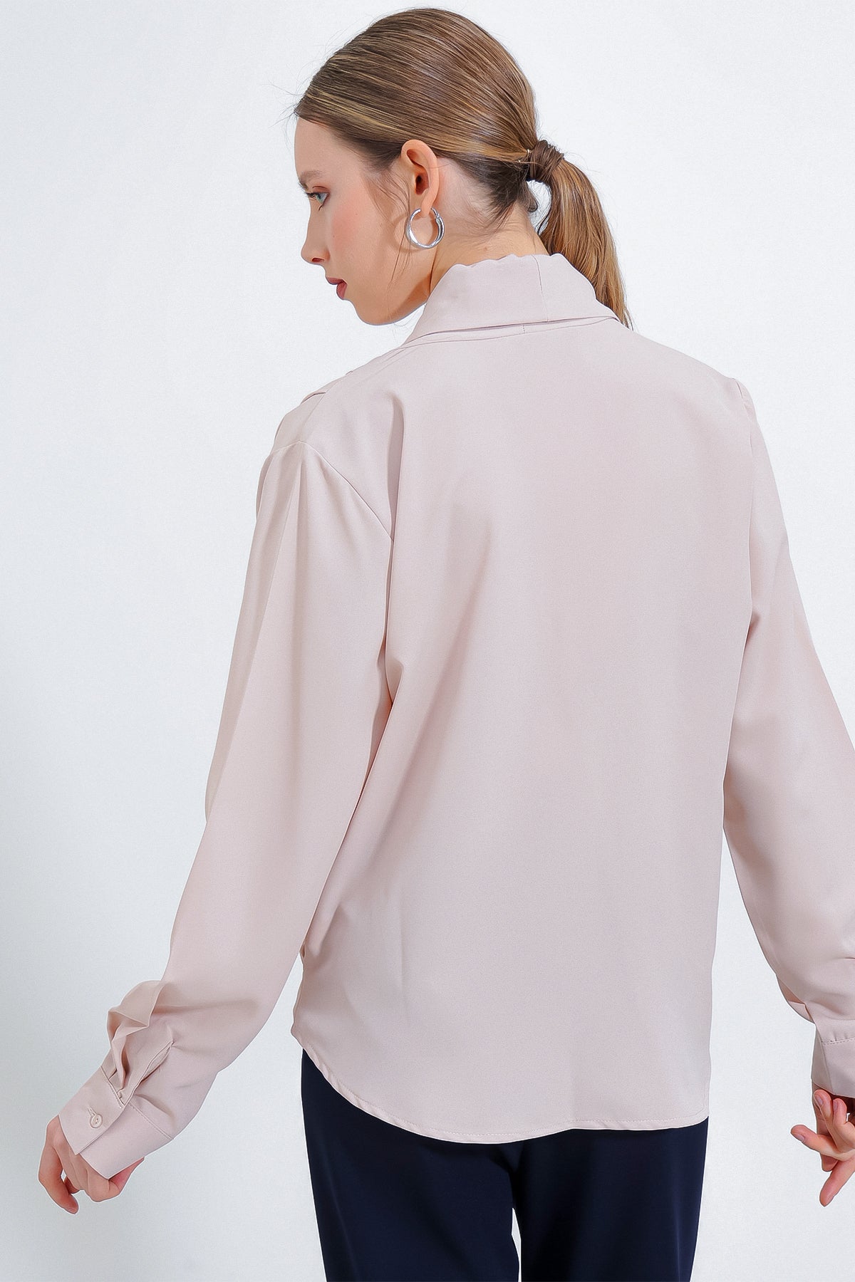 Image of Bluză de damă din satin crem, cu guler înfășurat și drapat, 0492