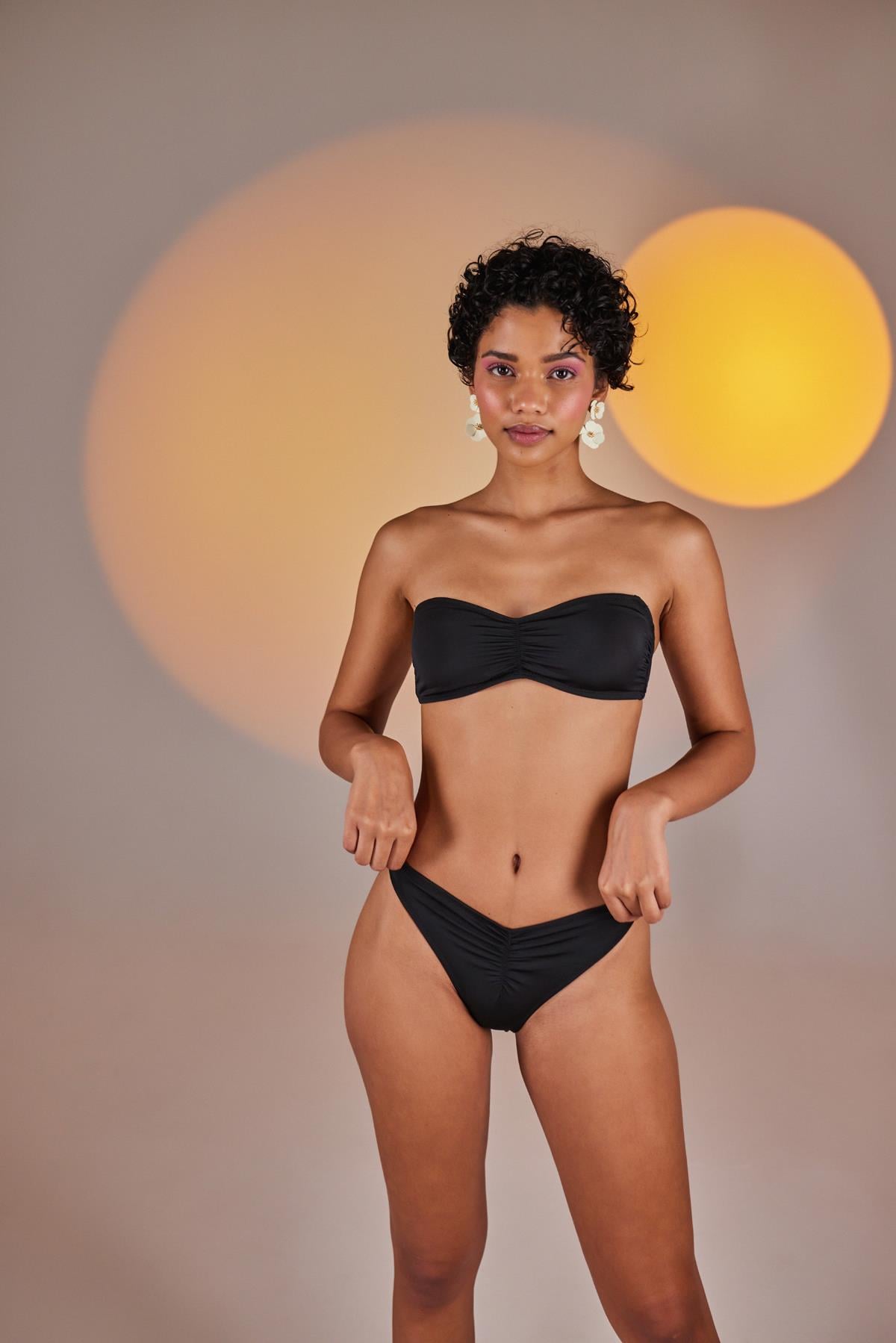 Image of Çıkarılabilir Çiçek Detaylı Premium Sleek Bikini Üstü Siyah