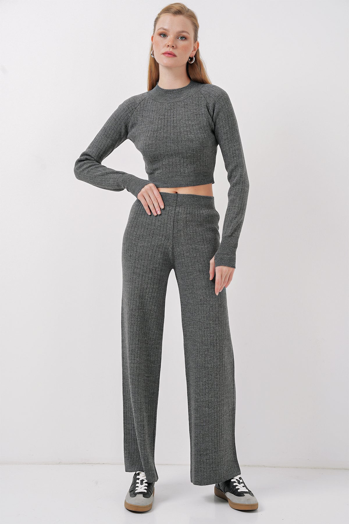 Image of Set 15905 Pulover Crop, Pantaloni și Tricotaj pentru Femei - Gri Închis