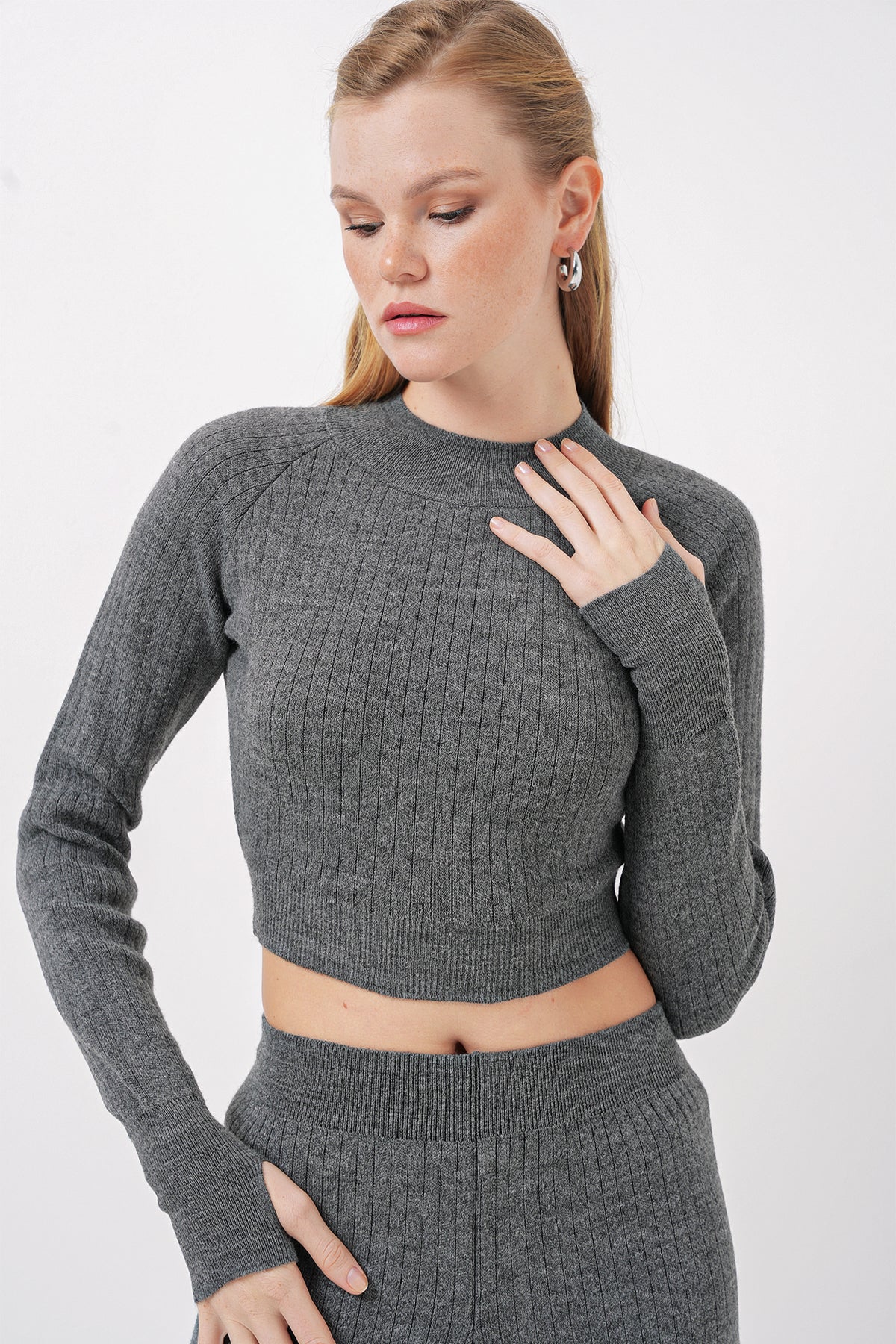 Image of Set 15905 Pulover Crop, Pantaloni și Tricotaj pentru Femei - Gri Închis