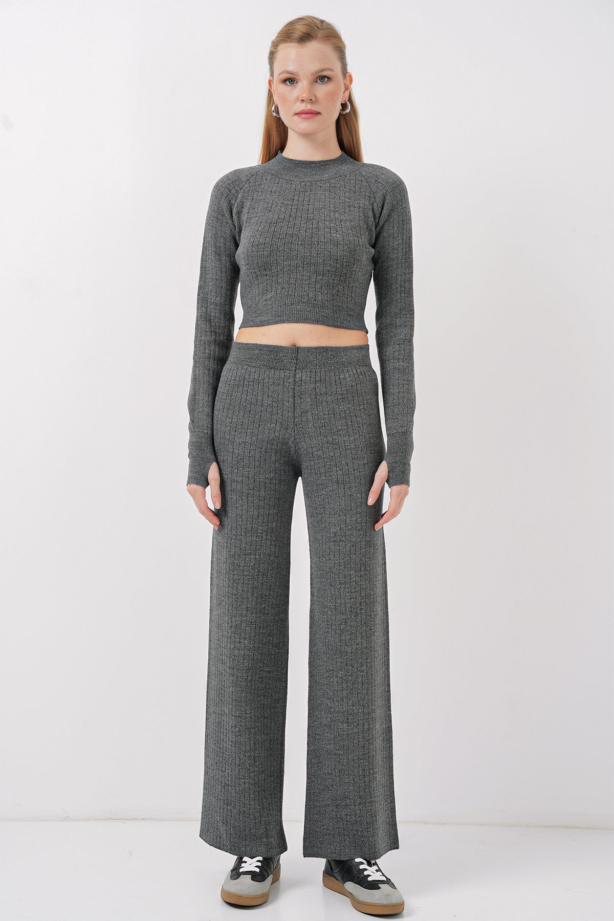 Image of Set 15905 Pulover Crop, Pantaloni și Tricotaj pentru Femei - Gri Închis