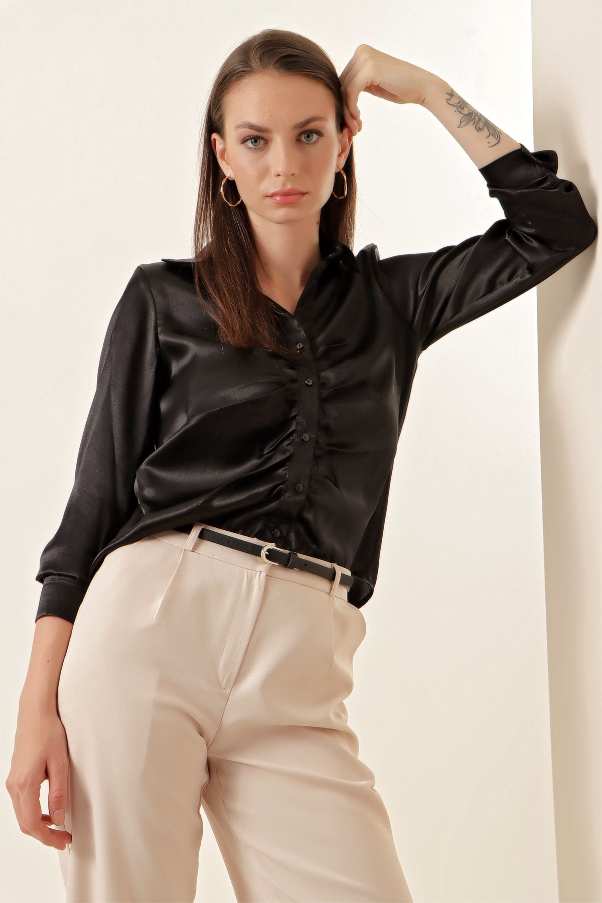 Image of 20112 Gathered Satin Shirt - Black