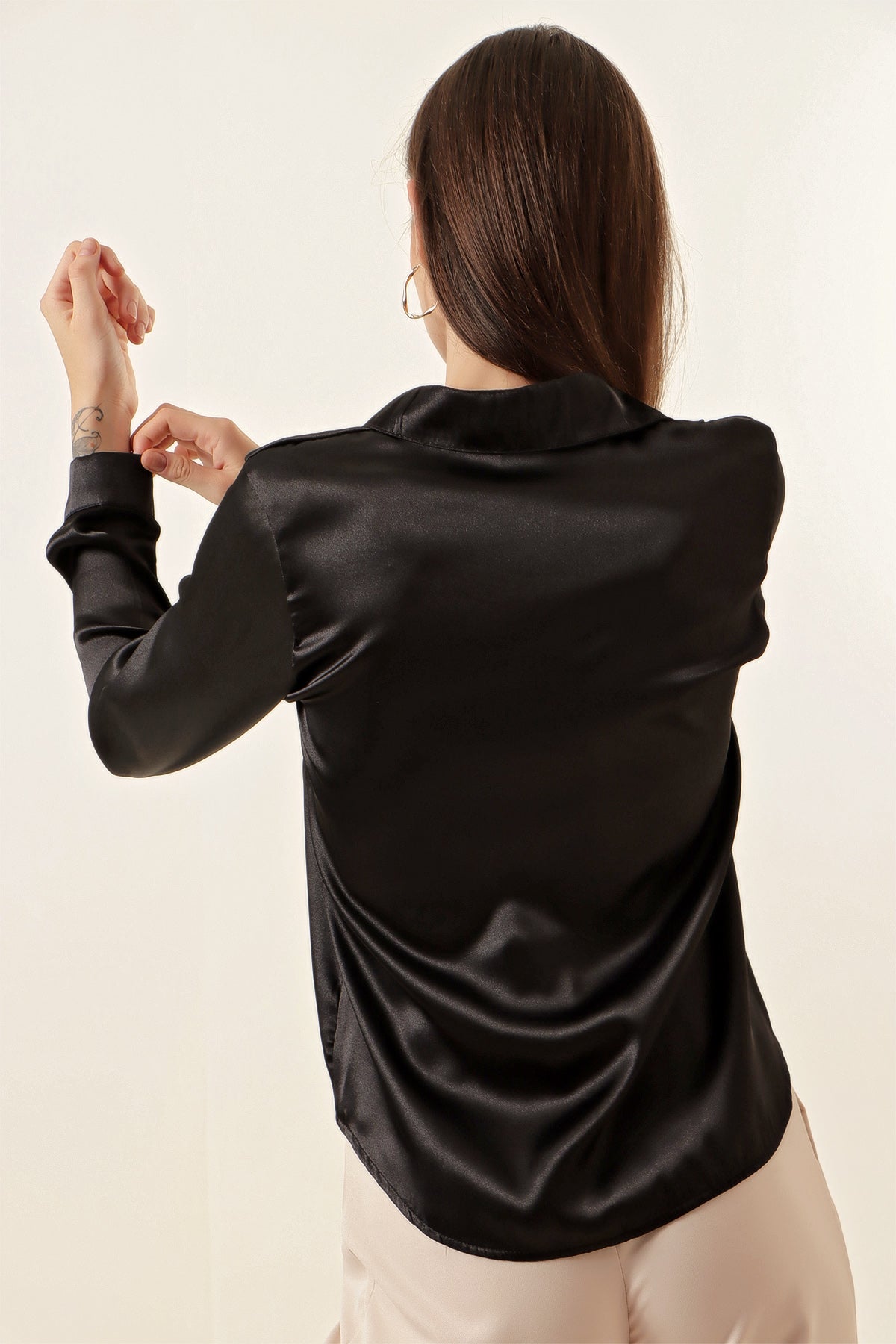Image of 20112 Gathered Satin Shirt - Black