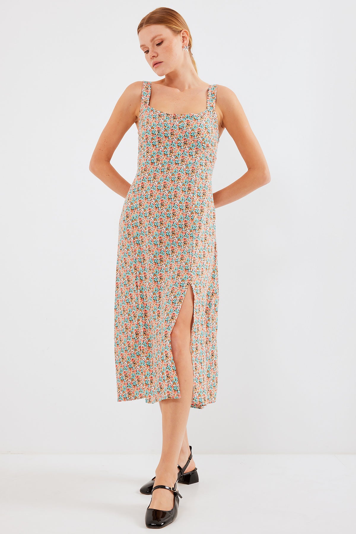 Image of Rochie 2282 din viscoză cu crăpătură și decolteu cu bretele - Multicoloră