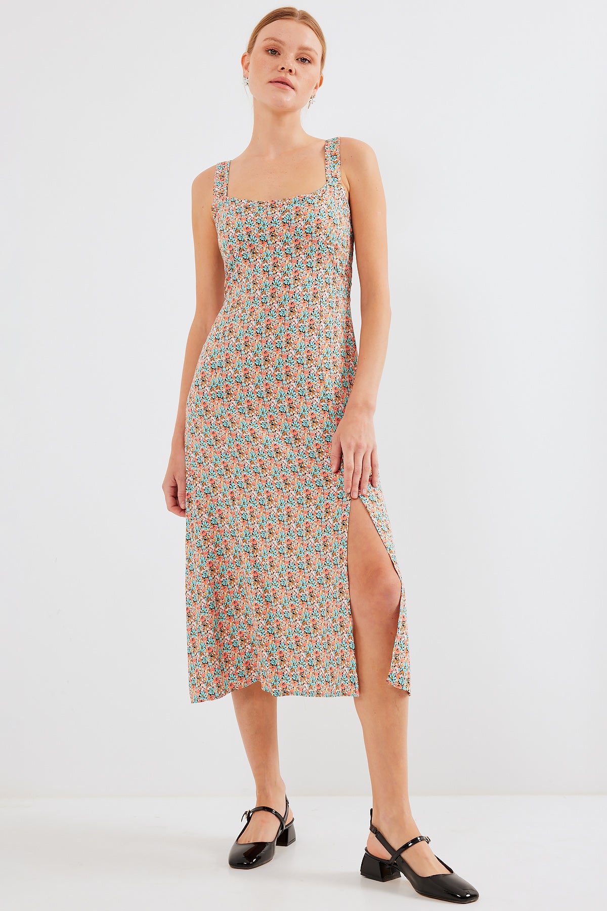 Image of Rochie 2282 din viscoză cu crăpătură și decolteu cu bretele - Multicoloră