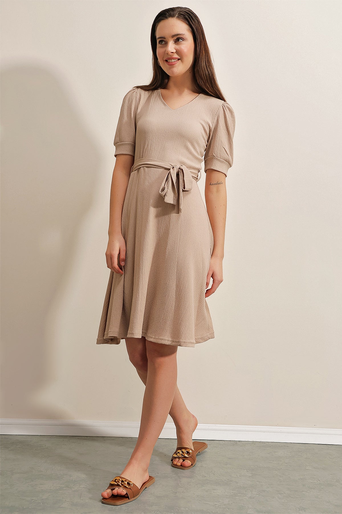Image of 2370 Kuşaklı Örme Elbise - Bej