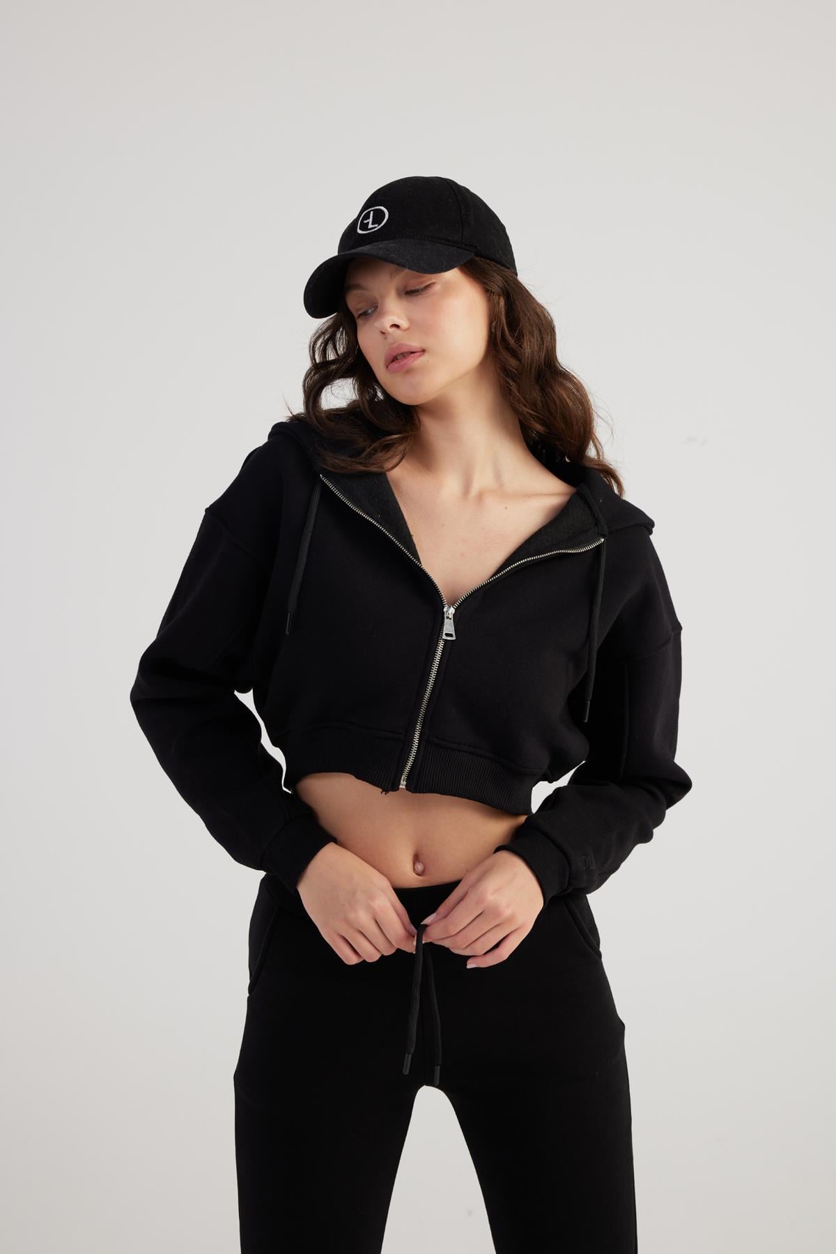 Image of Kadın Siyah Kapüşonlu Uzun Kol Fermuarlı Crop Mixed Sweat