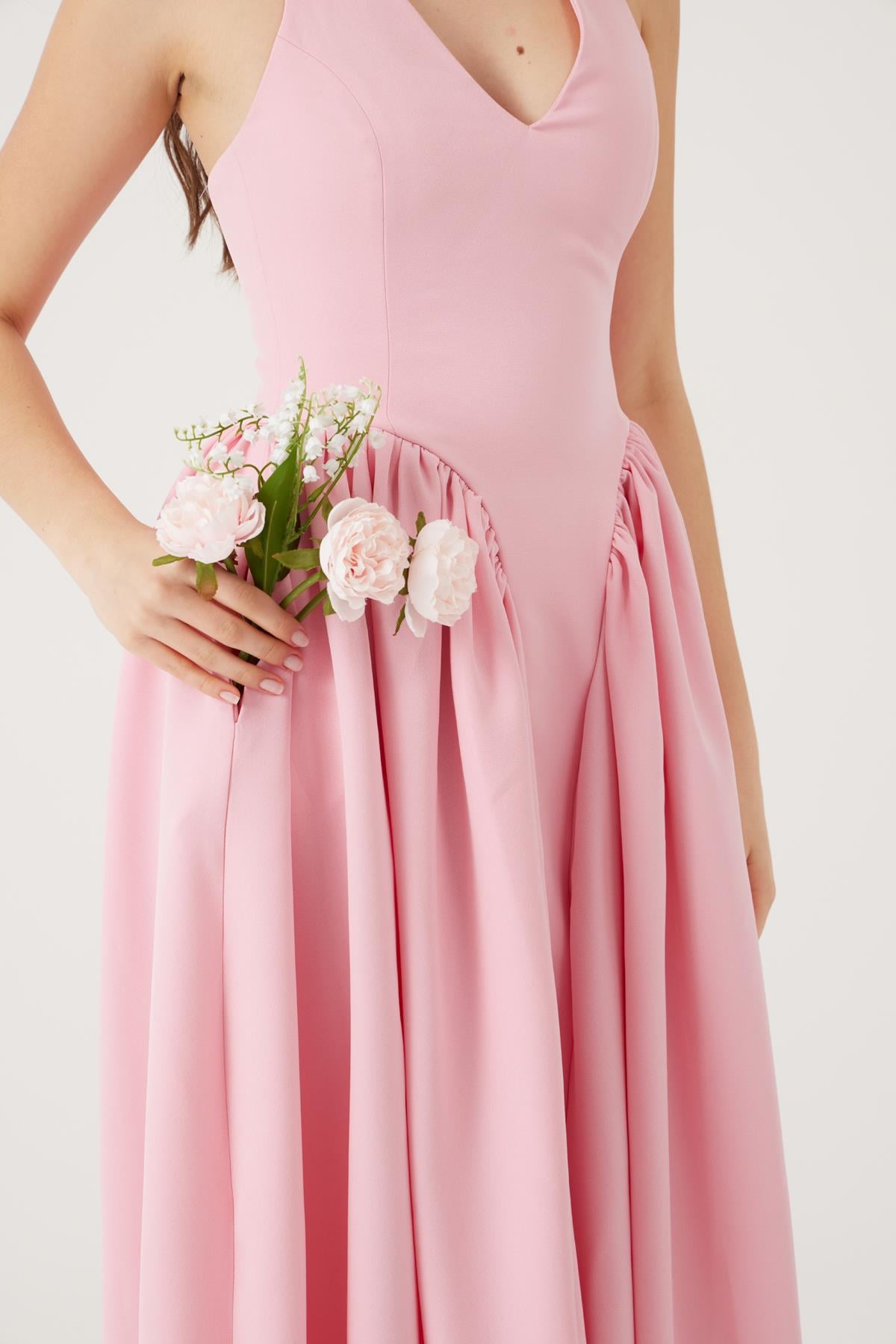 Image of Boyundan Bağlamalı Bele Oturan Uzun Ophelia Elbise Pembe