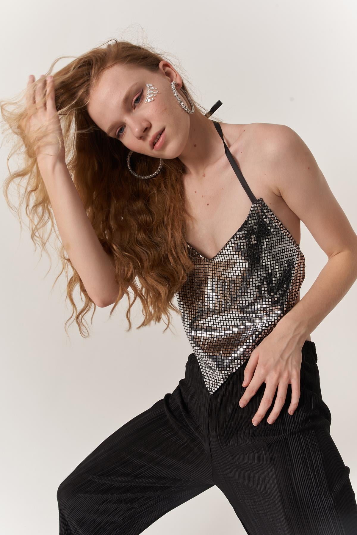 Image of Üçgen Kesim Boyundan Bağlamalı Glammy Crop Gümüş
