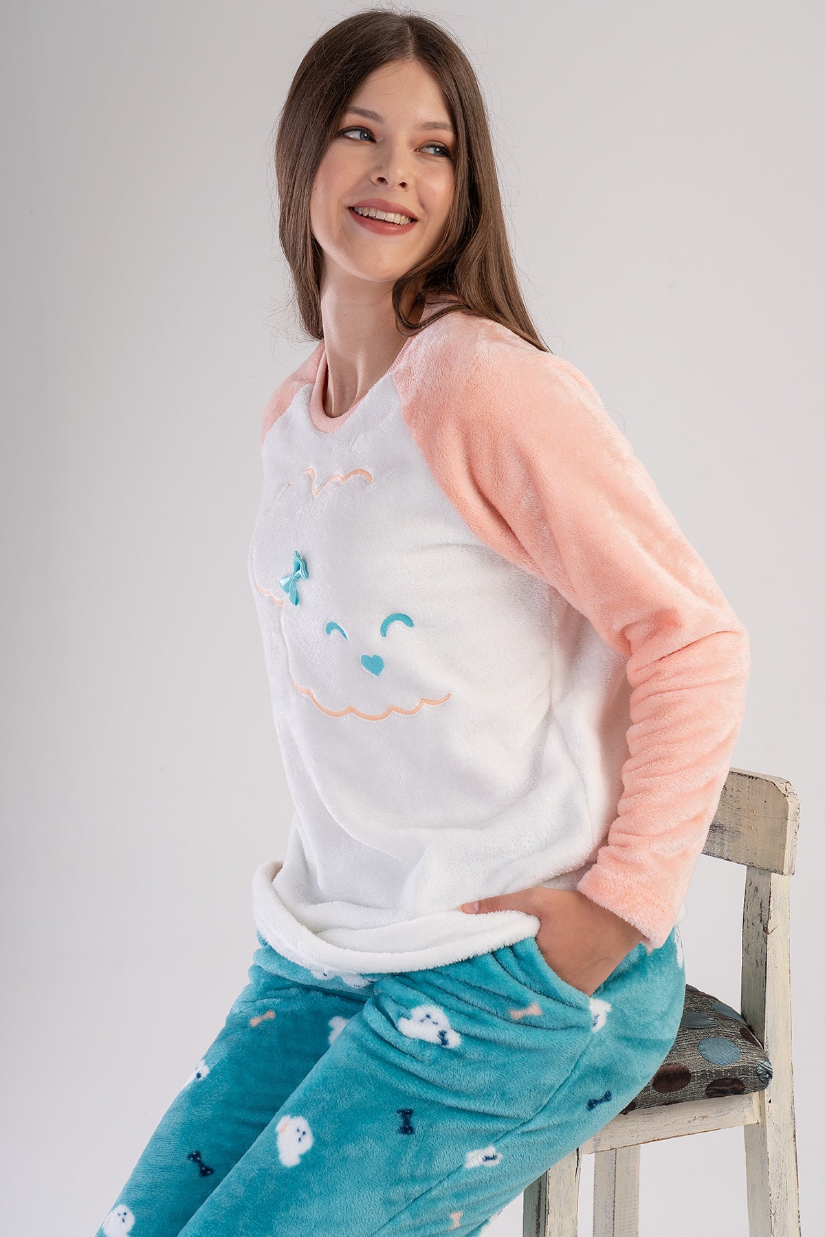 Image of KADIN SOFT O YAKA REGLAN UZUN KOL ETEGI OVAL CEPLI PIJAMA TAKIM