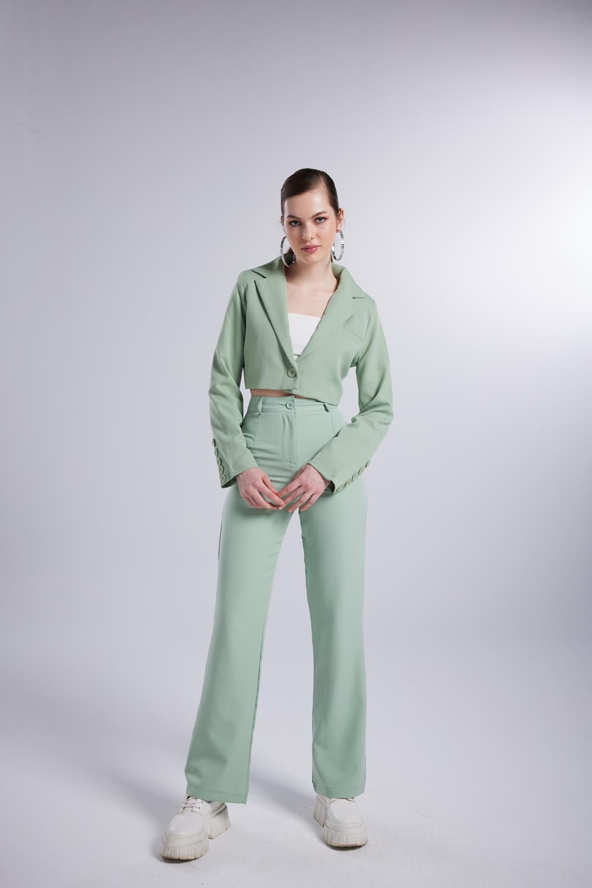 Image of Vatkalı Atlas Kumaş Crop Model Panky Ceket Yeşil