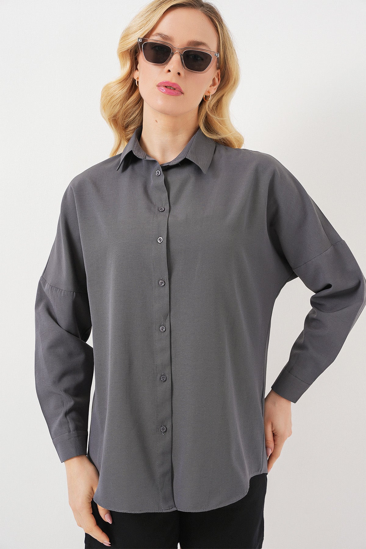 Image of Kadın Gri Düz Oversize Uzun Basic Gömlek 3900