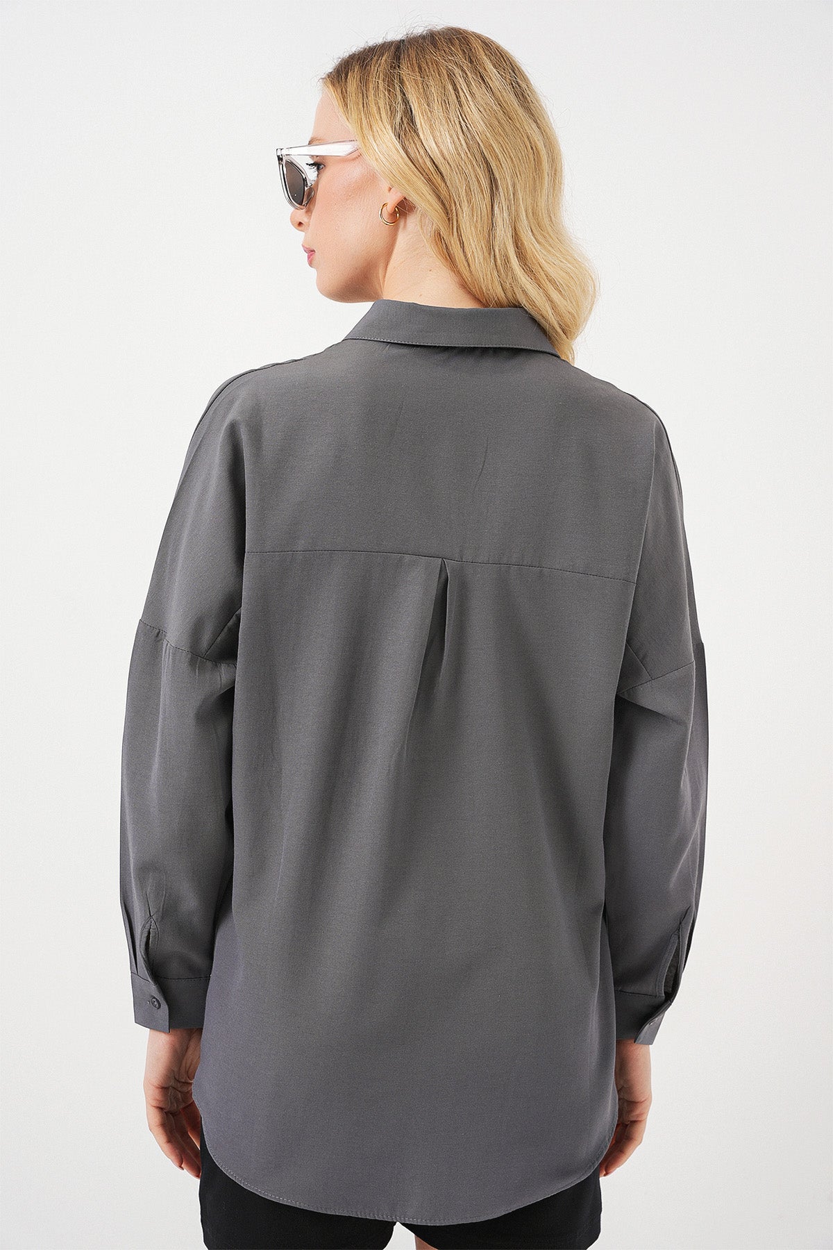 Image of Kadın Gri Düz Oversize Uzun Basic Gömlek 3900