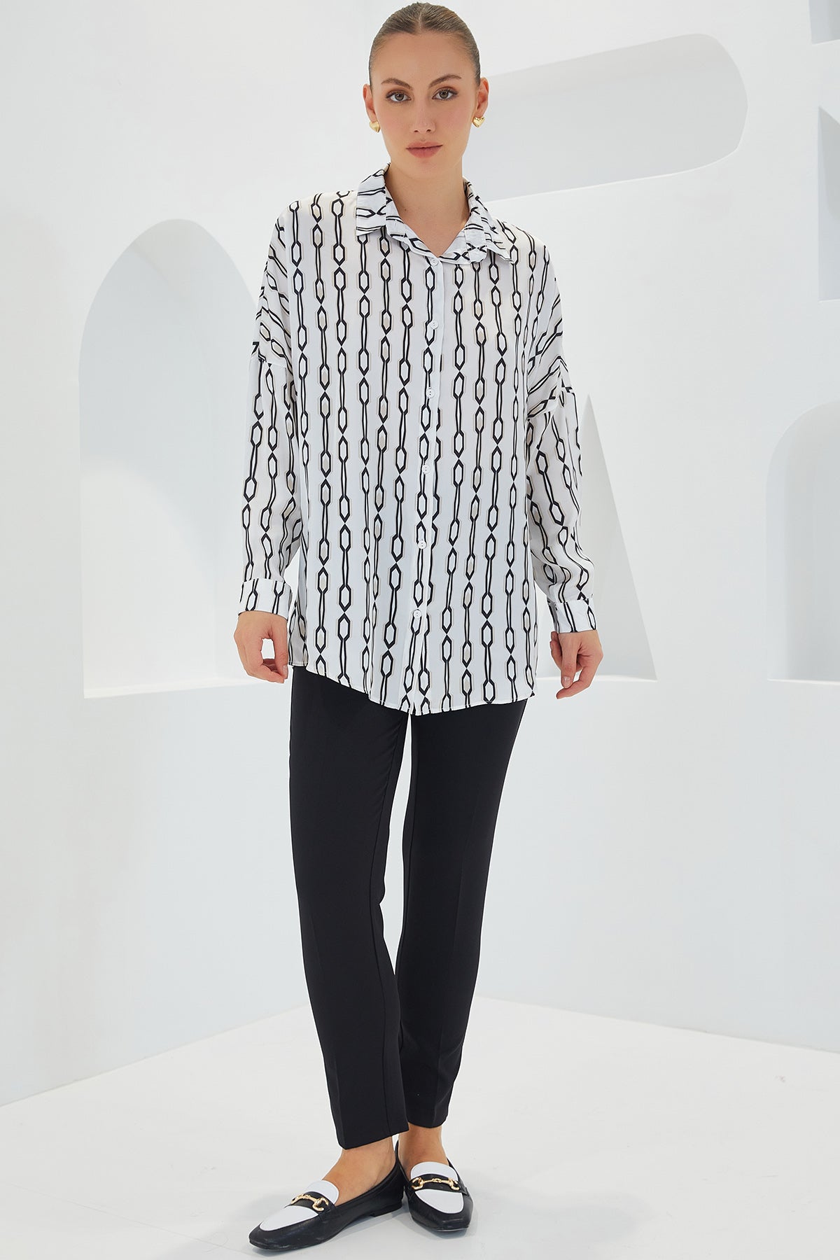 Image of Cămașă supradimensionată din satin cu model alb-negru pentru femei 3985