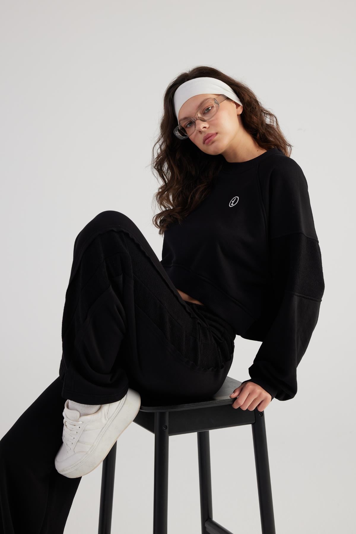 Image of Bisiklet Yaka Şardonsuz Crop Cali Sweatshirt Siyah