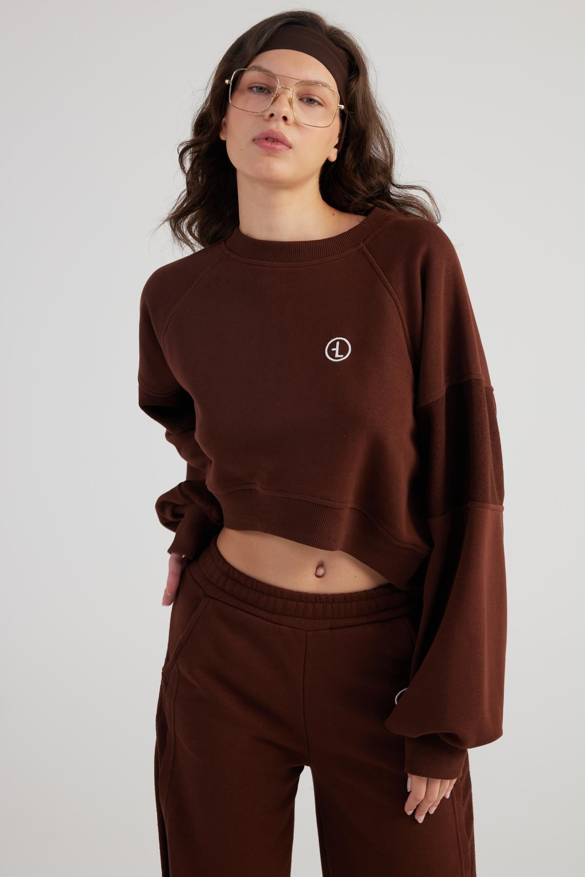 Image of Bisiklet Yaka Şardonsuz Crop Cali Sweatshirt Kahve