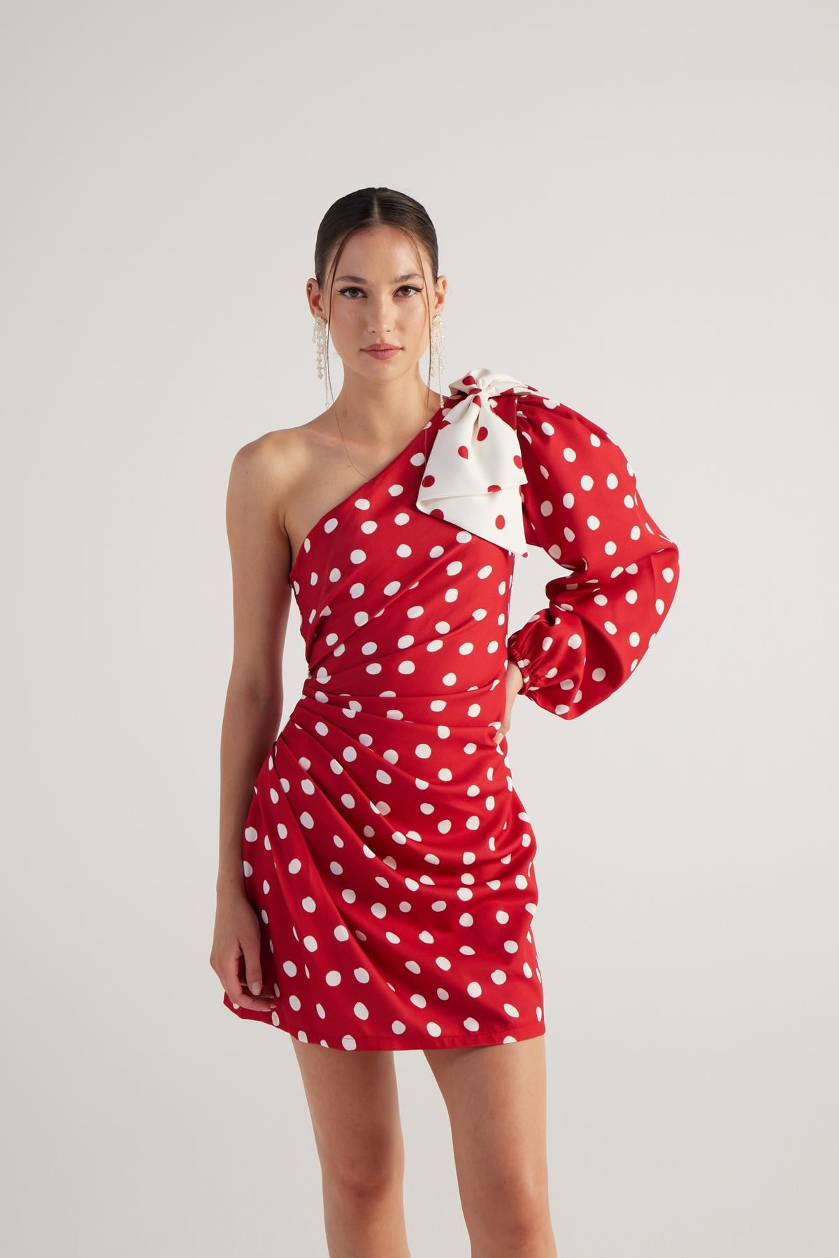 Image of Puantiyeli Çıkarılabilir Kurdele Aksesuarlı Tek Kollu Mini Polka Elbise Kırmızı