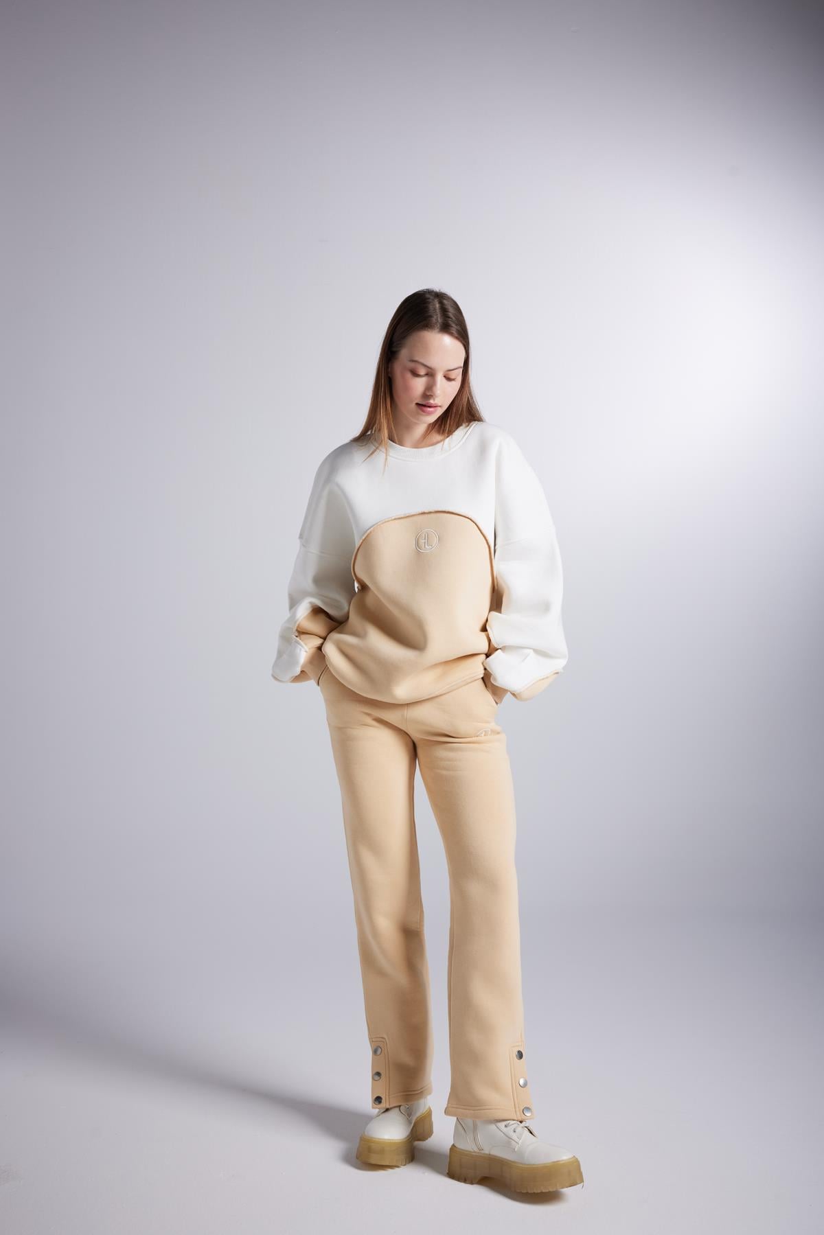 Image of Şardonlu 3 İplik Kumaş Logolu Oversize Nola Sweatshirt Bej