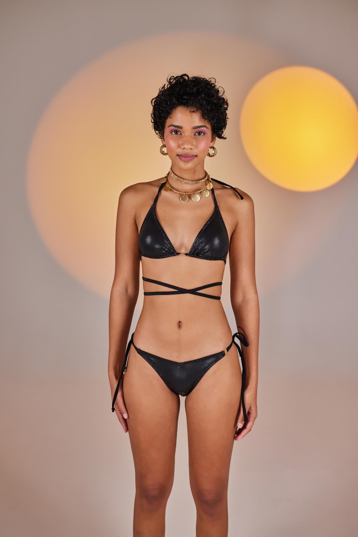 Image of Özel Yapım Parlak Kumaşlı H Aksesuarlı V Kesim Ivory Bikini Altı Siyah