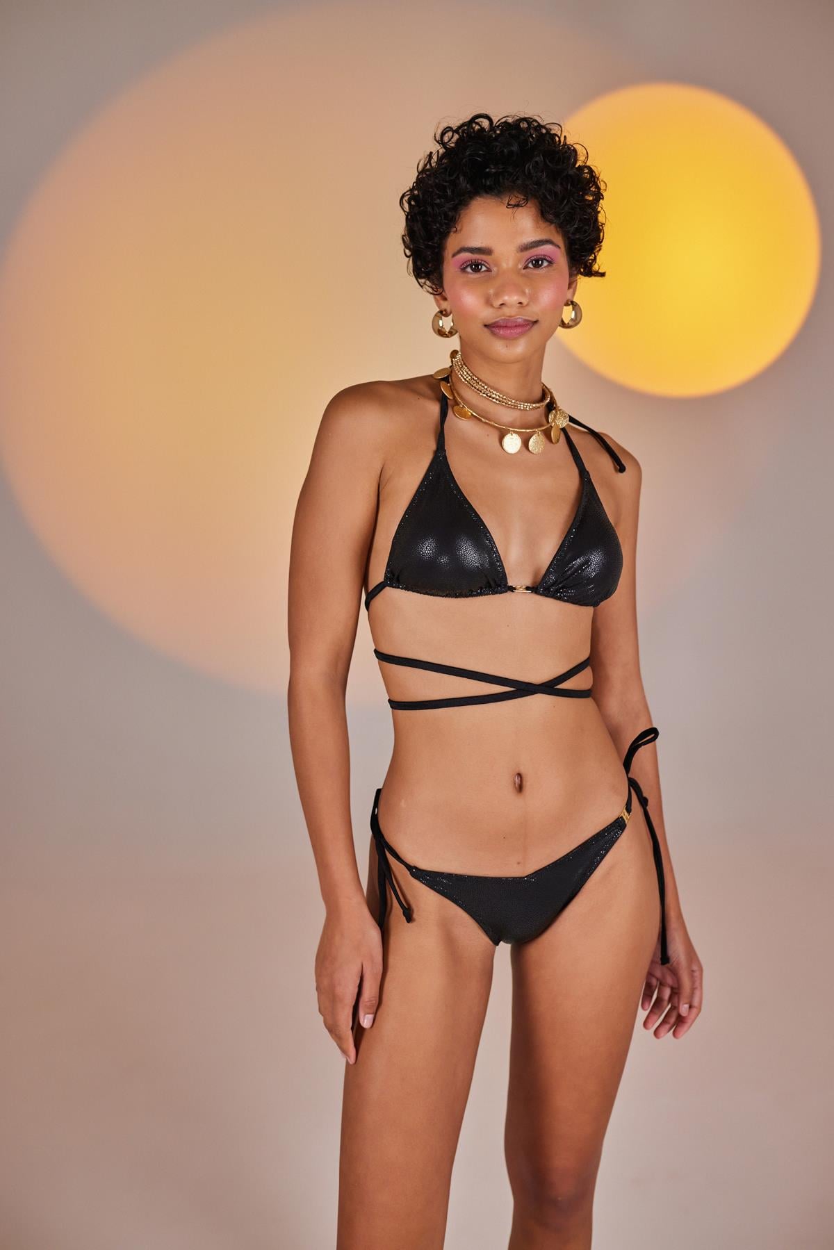Image of Özel Yapım Parlak Kumaşlı H Aksesuarlı V Kesim Ivory Bikini Altı Siyah