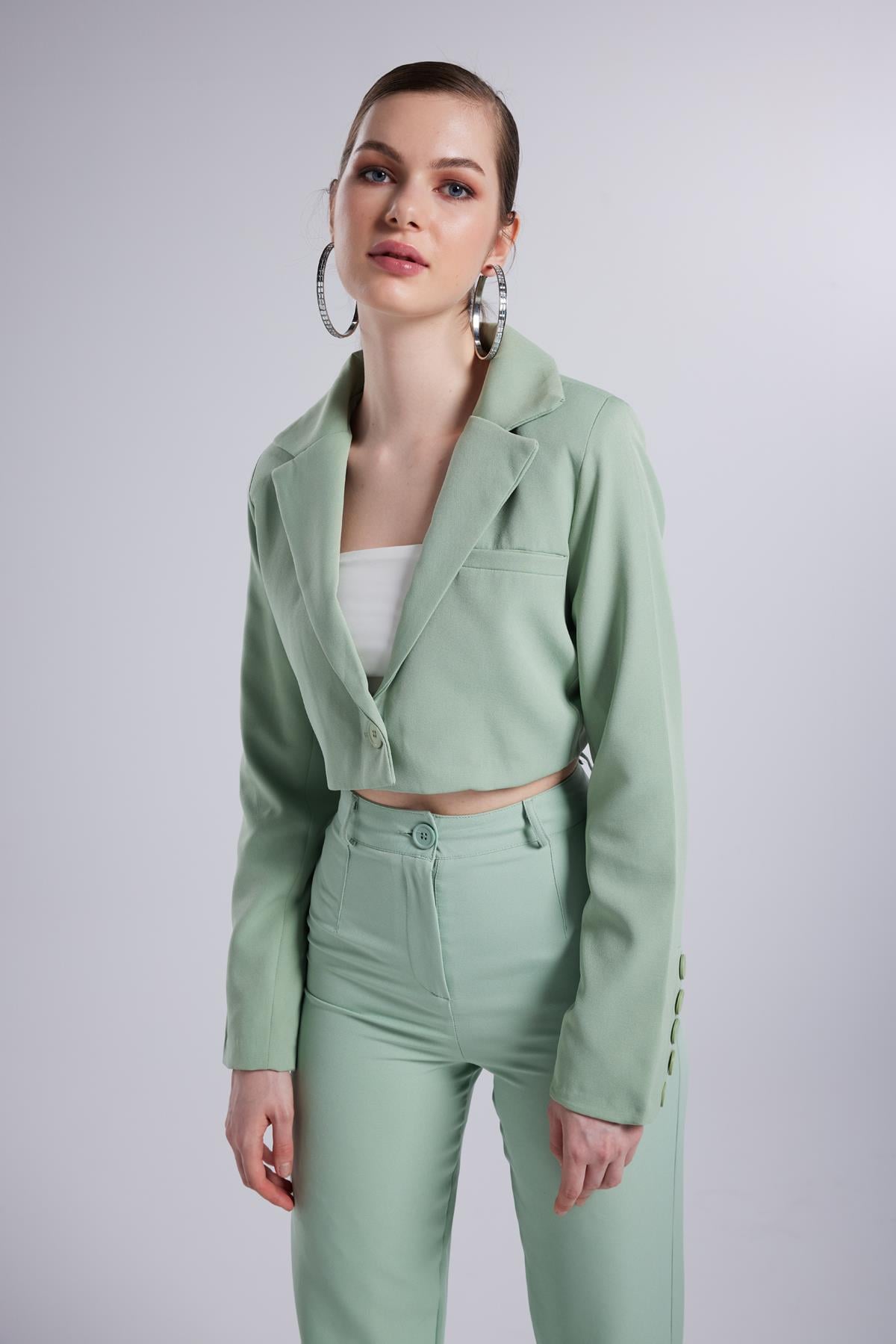 Image of Vatkalı Atlas Kumaş Crop Model Panky Ceket Yeşil