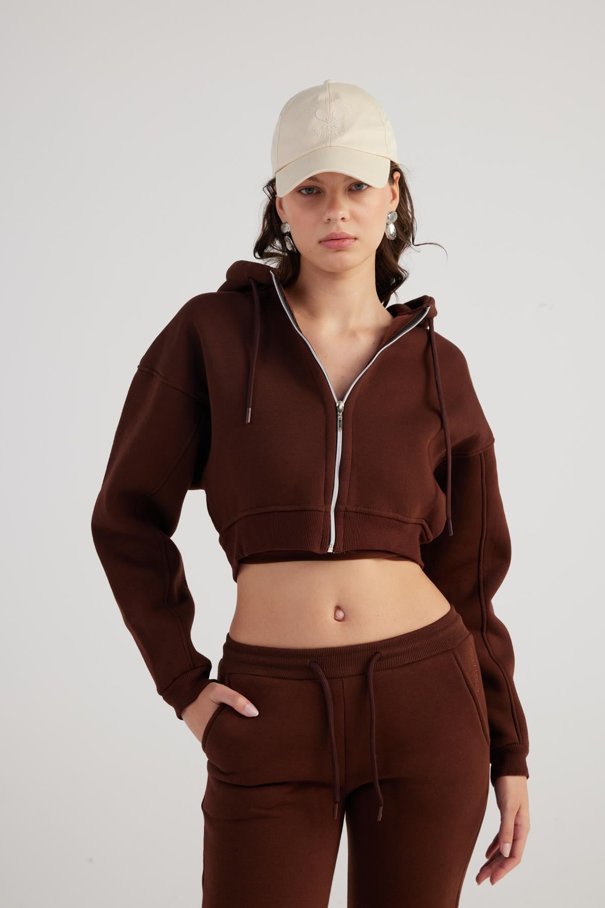 Image of Kadın Kahverengi Kapüşonlu Uzun Kol Fermuarlı Crop Mixed Sweat