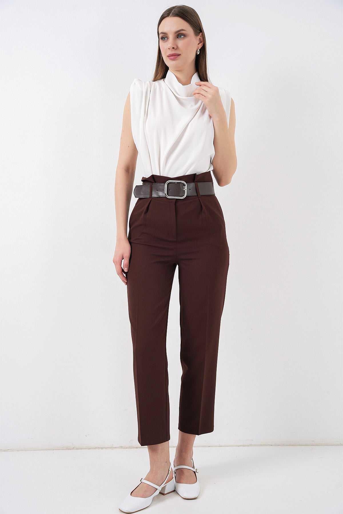 Image of Pantaloni din material textil cu curea 6556 - Maro