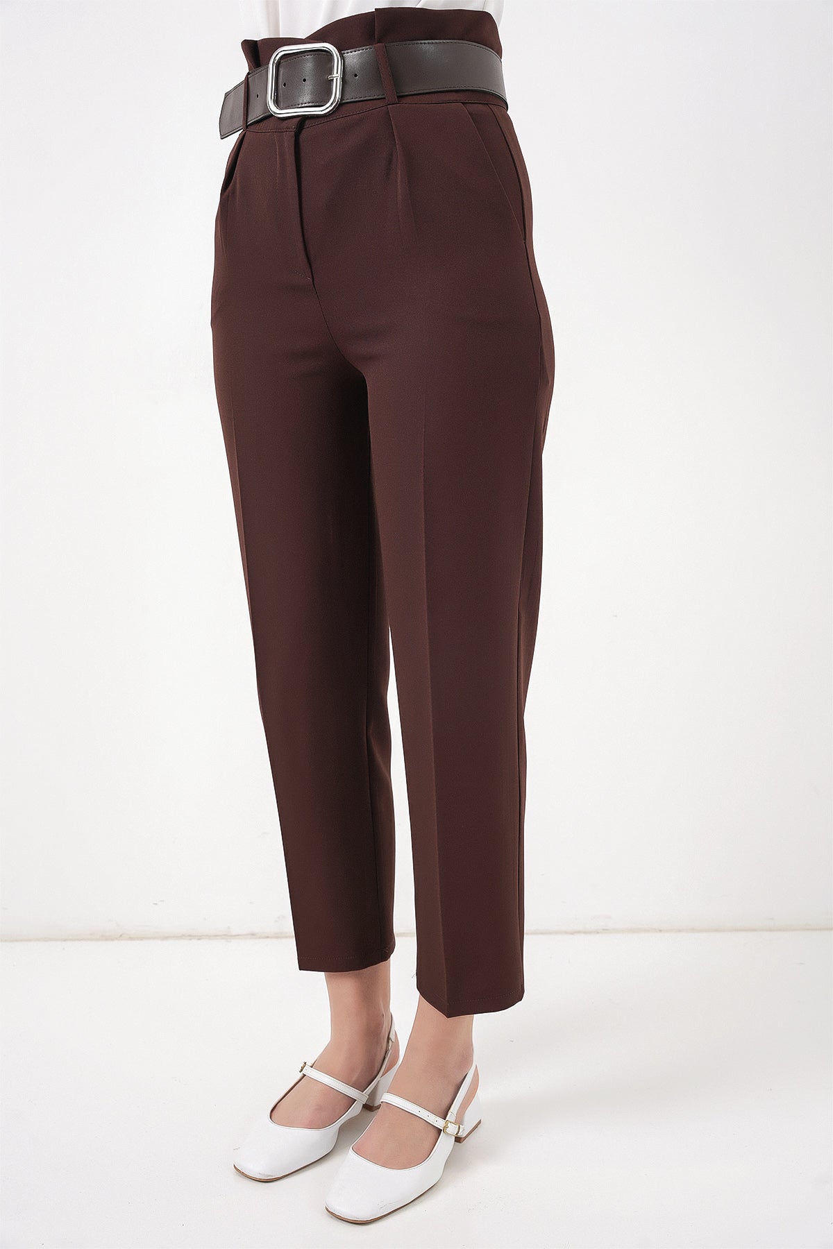 Image of Pantaloni din material textil cu curea 6556 - Maro