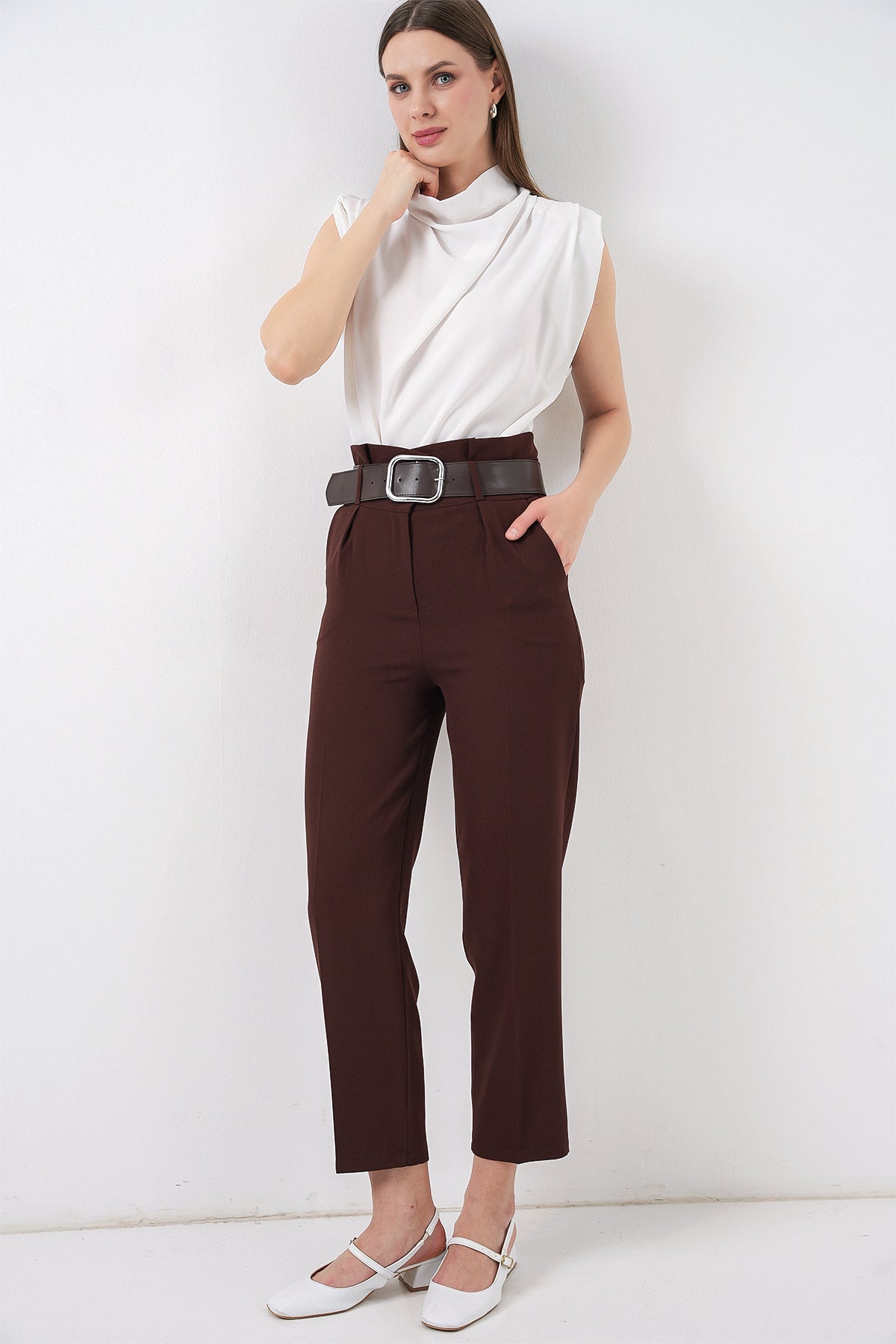 Image of Pantaloni din material textil cu curea 6556 - Maro