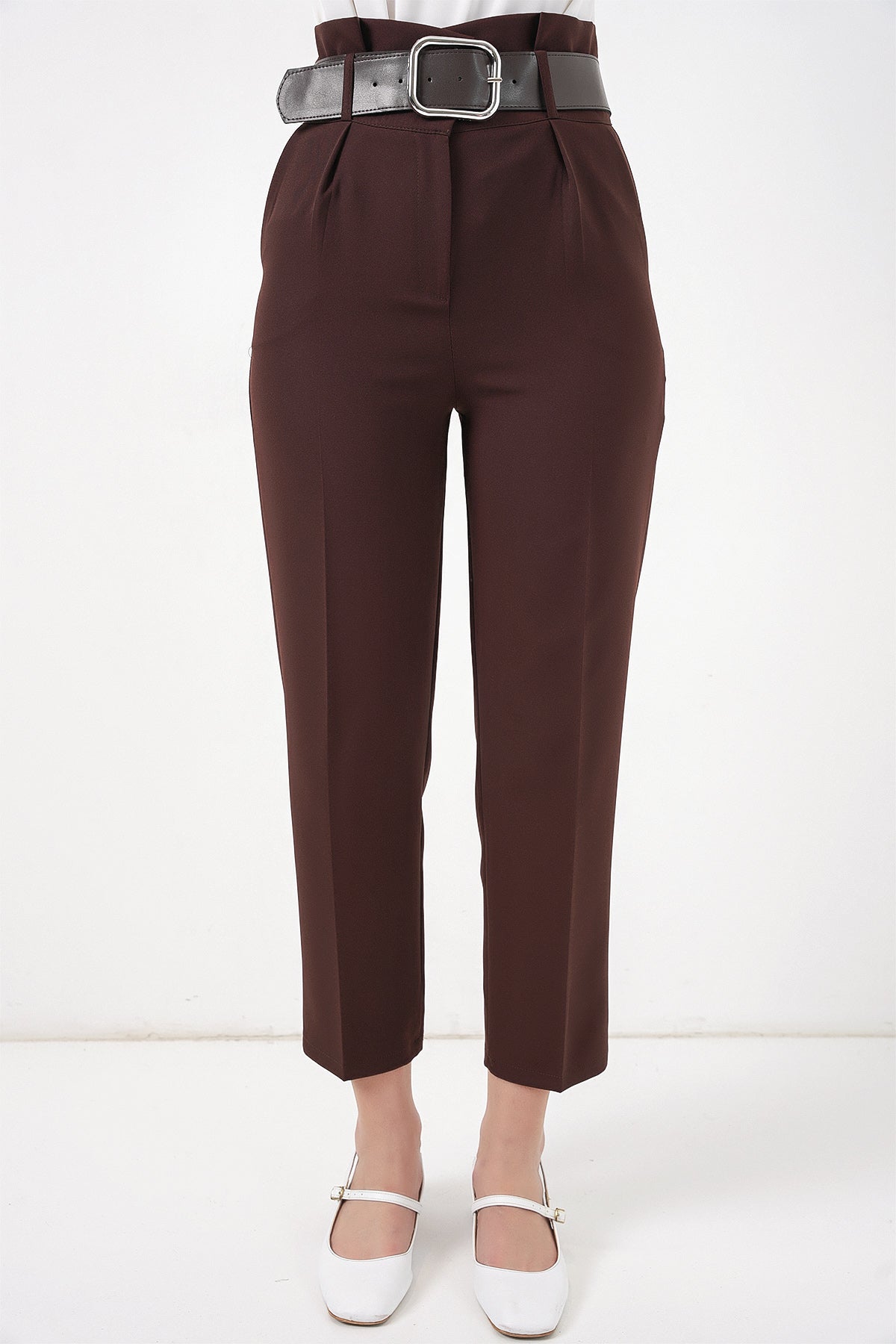 Image of Pantaloni din material textil cu curea 6556 - Maro
