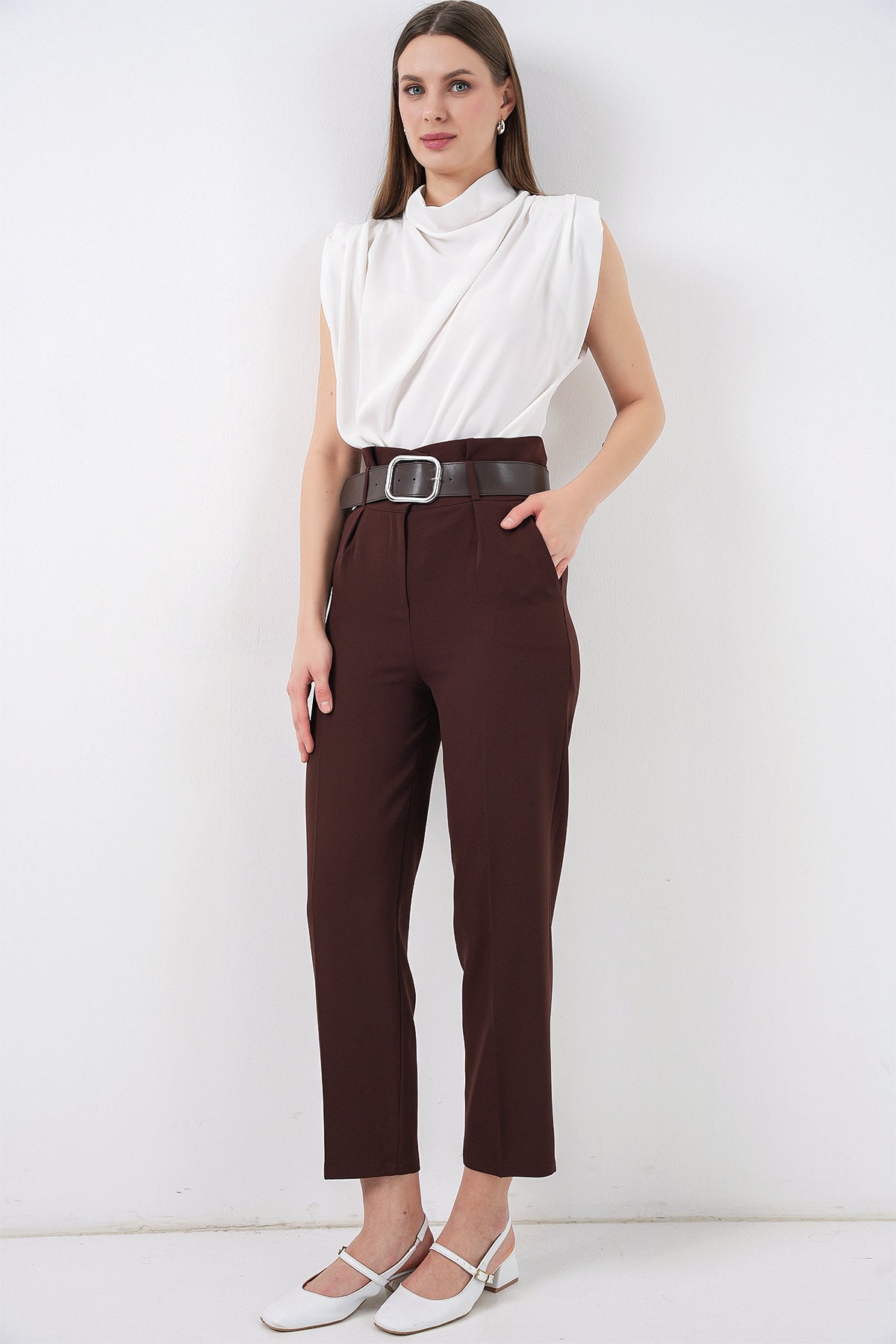 Image of Pantaloni din material textil cu curea 6556 - Maro