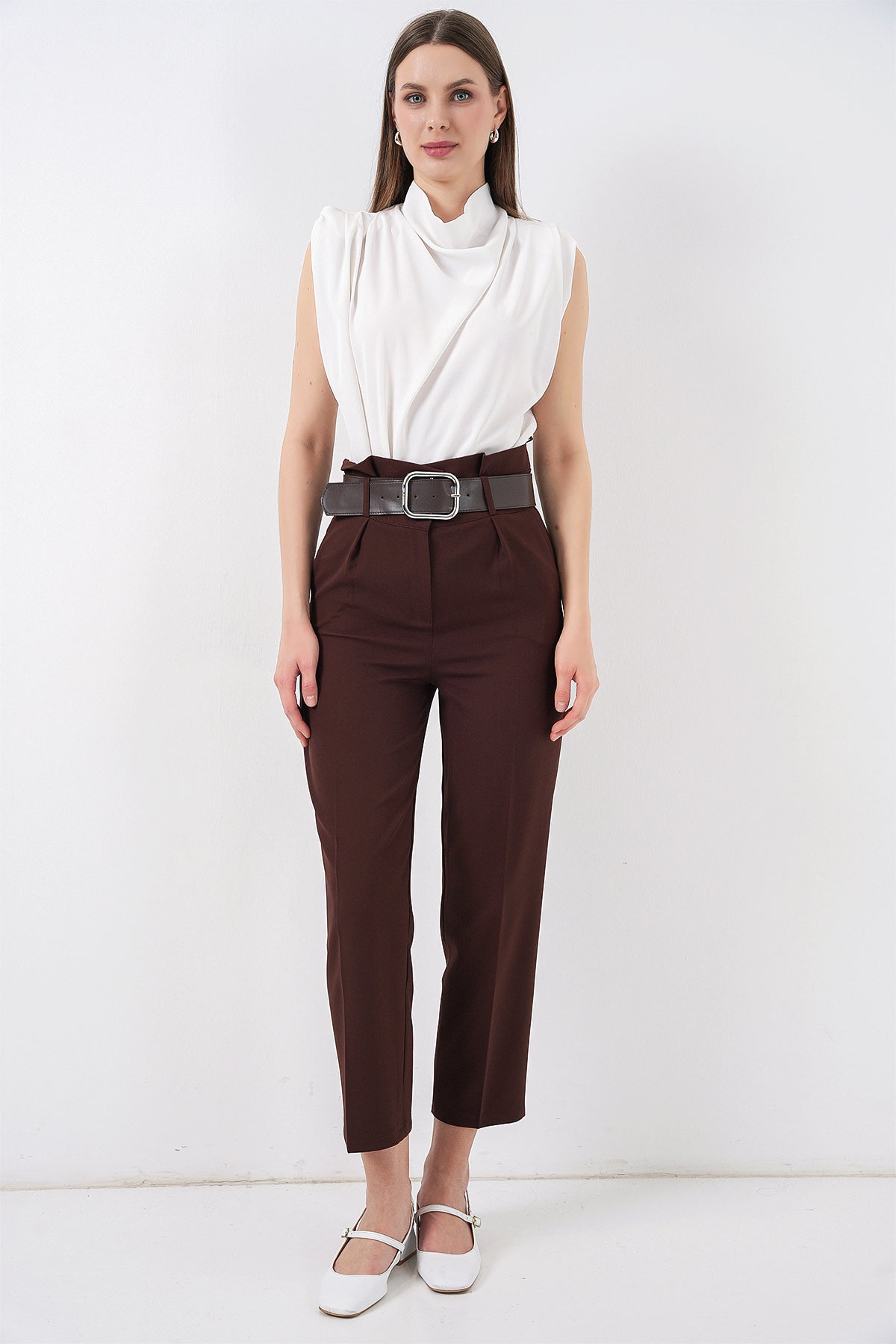 Image of Pantaloni din material textil cu curea 6556 - Maro