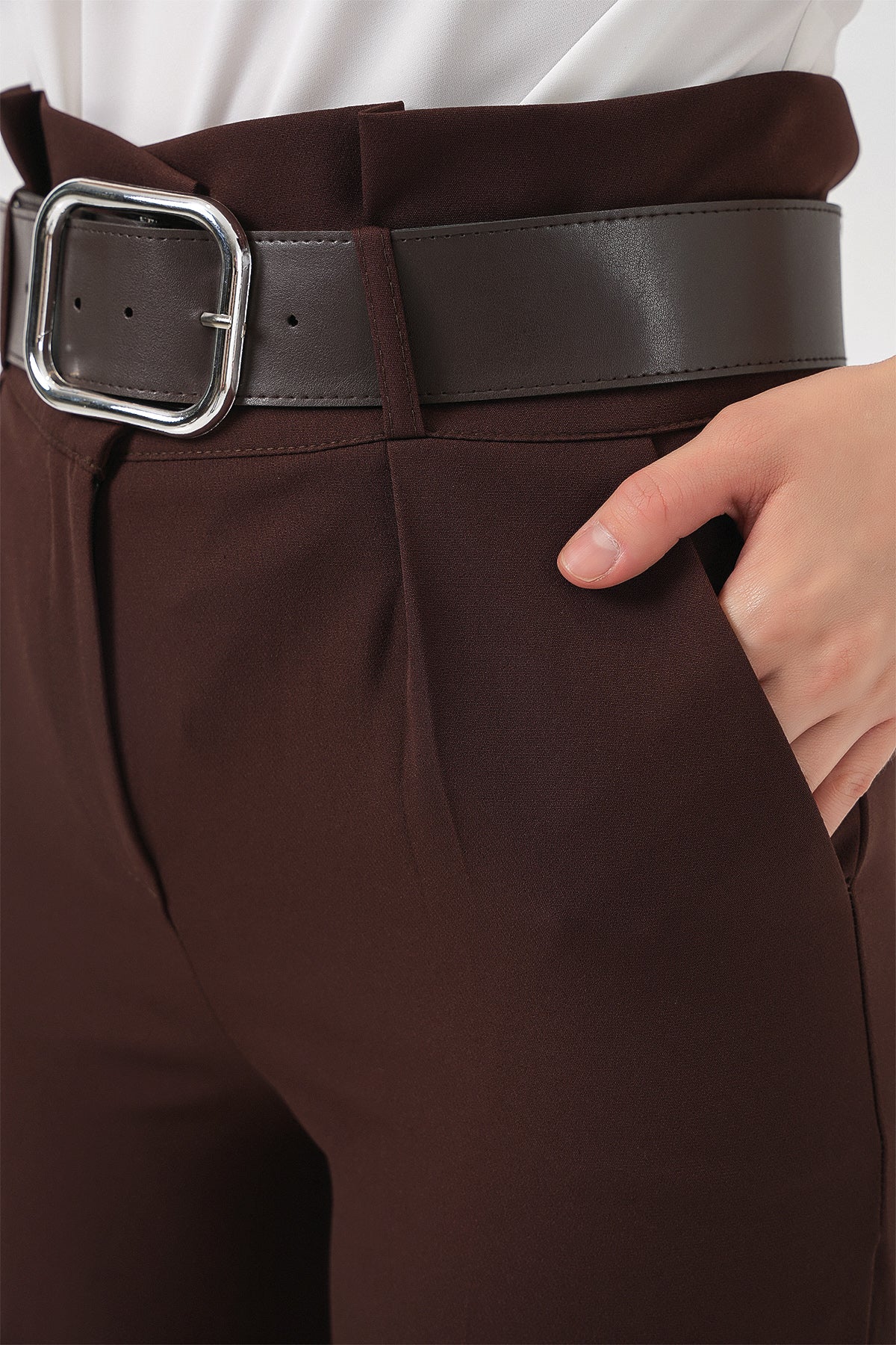 Image of Pantaloni din material textil cu curea 6556 - Maro