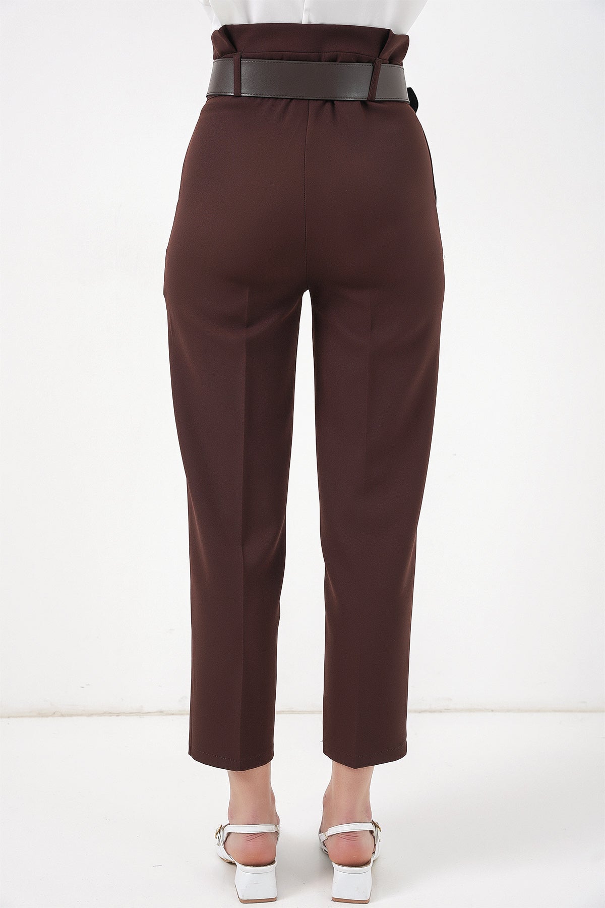 Image of Pantaloni din material textil cu curea 6556 - Maro