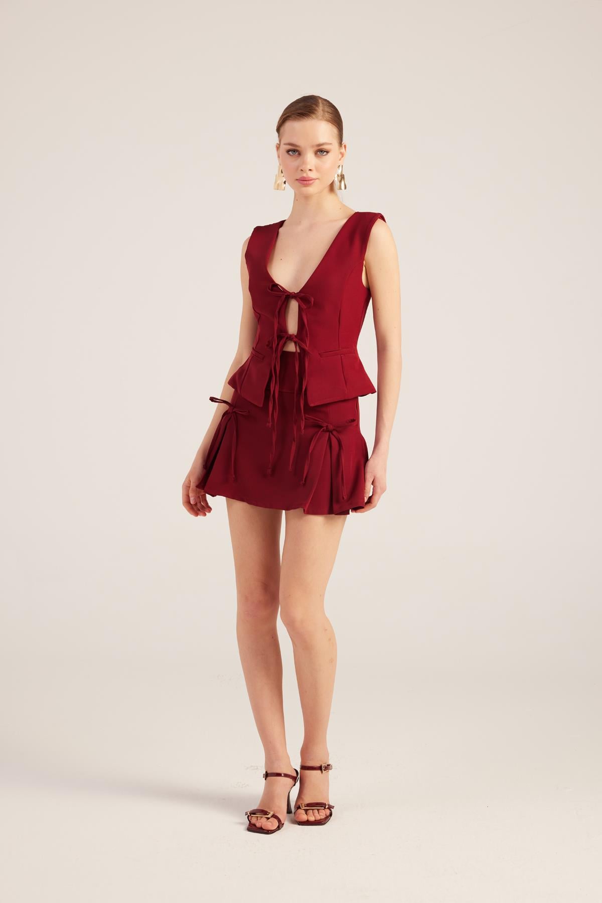 Image of Kurdeleli Yüksek Bel Pilili Mini Elena Şort Etek Bordo