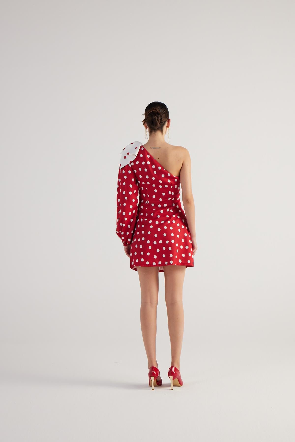 Image of Puantiyeli Çıkarılabilir Kurdele Aksesuarlı Tek Kollu Mini Polka Elbise Kırmızı