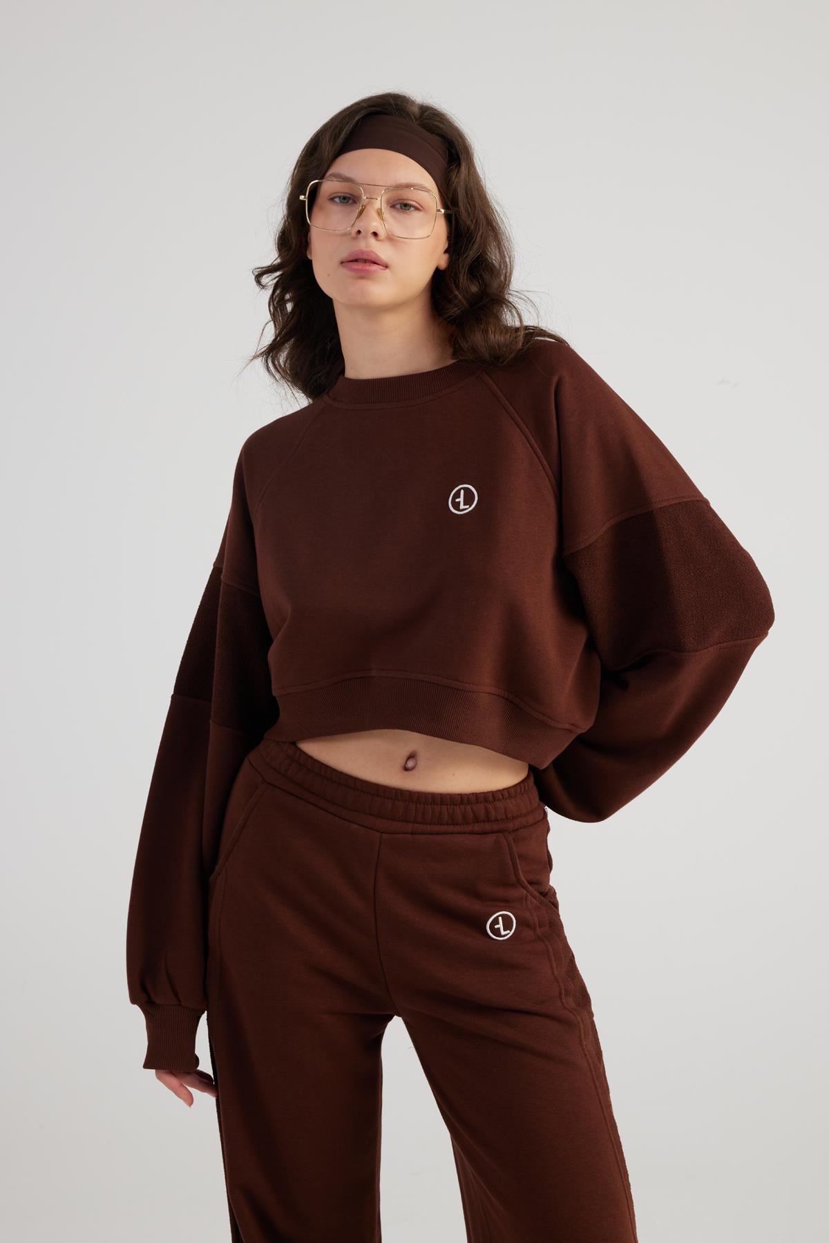 Image of Bisiklet Yaka Şardonsuz Crop Cali Sweatshirt Kahve