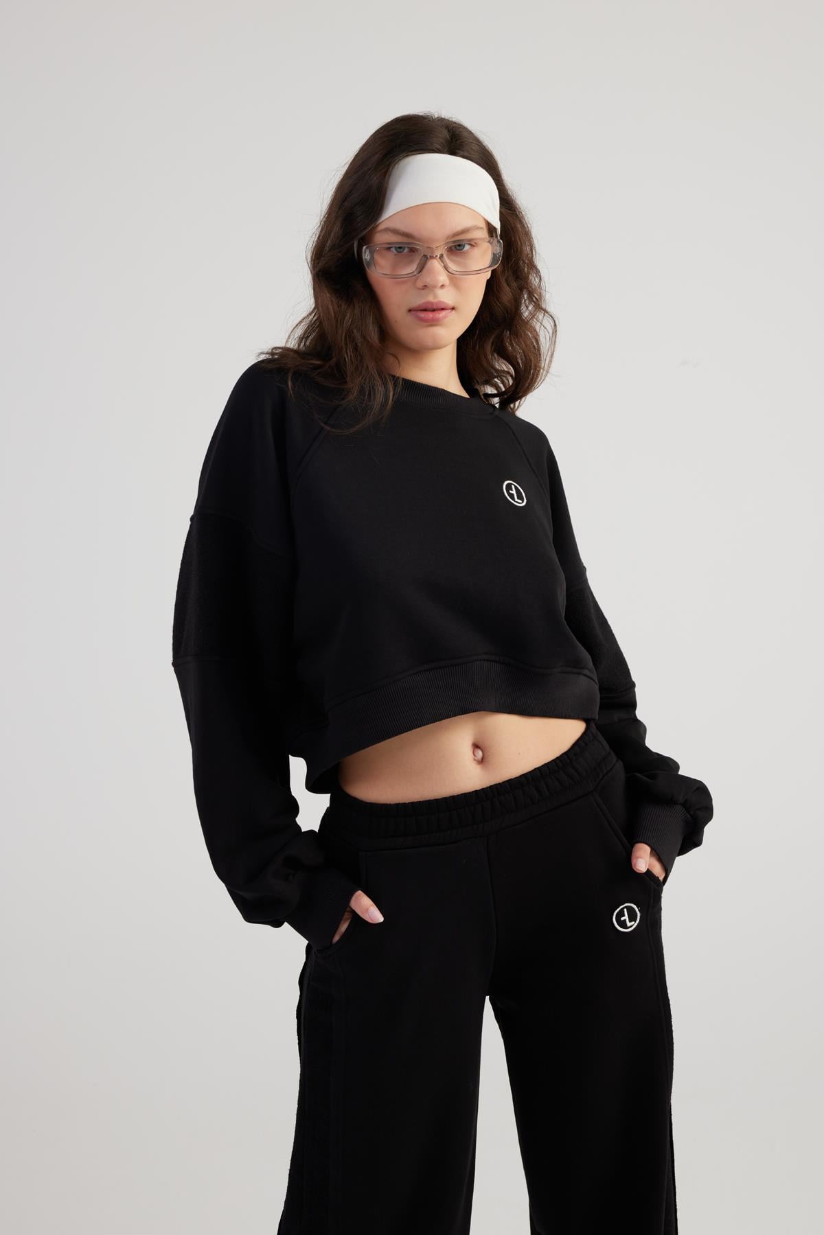 Image of Bisiklet Yaka Şardonsuz Crop Cali Sweatshirt Siyah