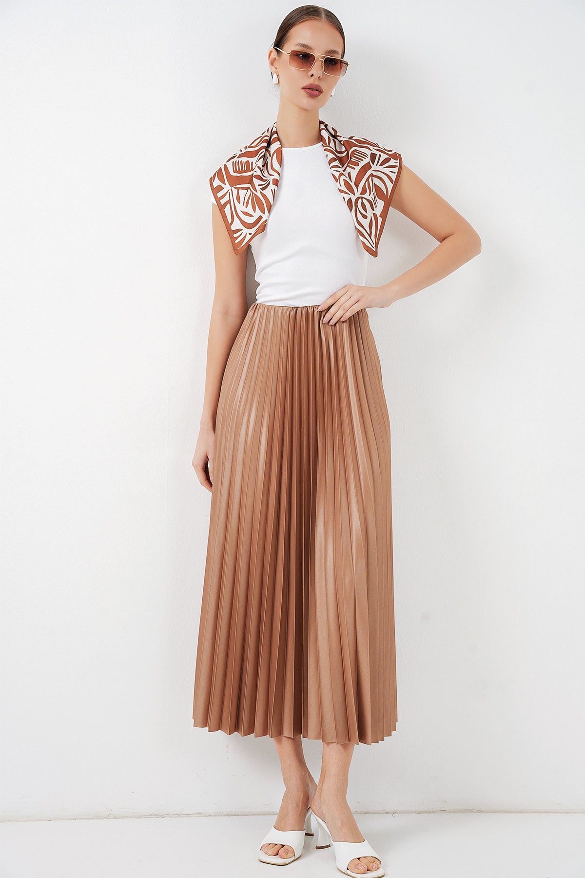 Image of 8009 Deri Görünümlü Piliseli Etek - Camel