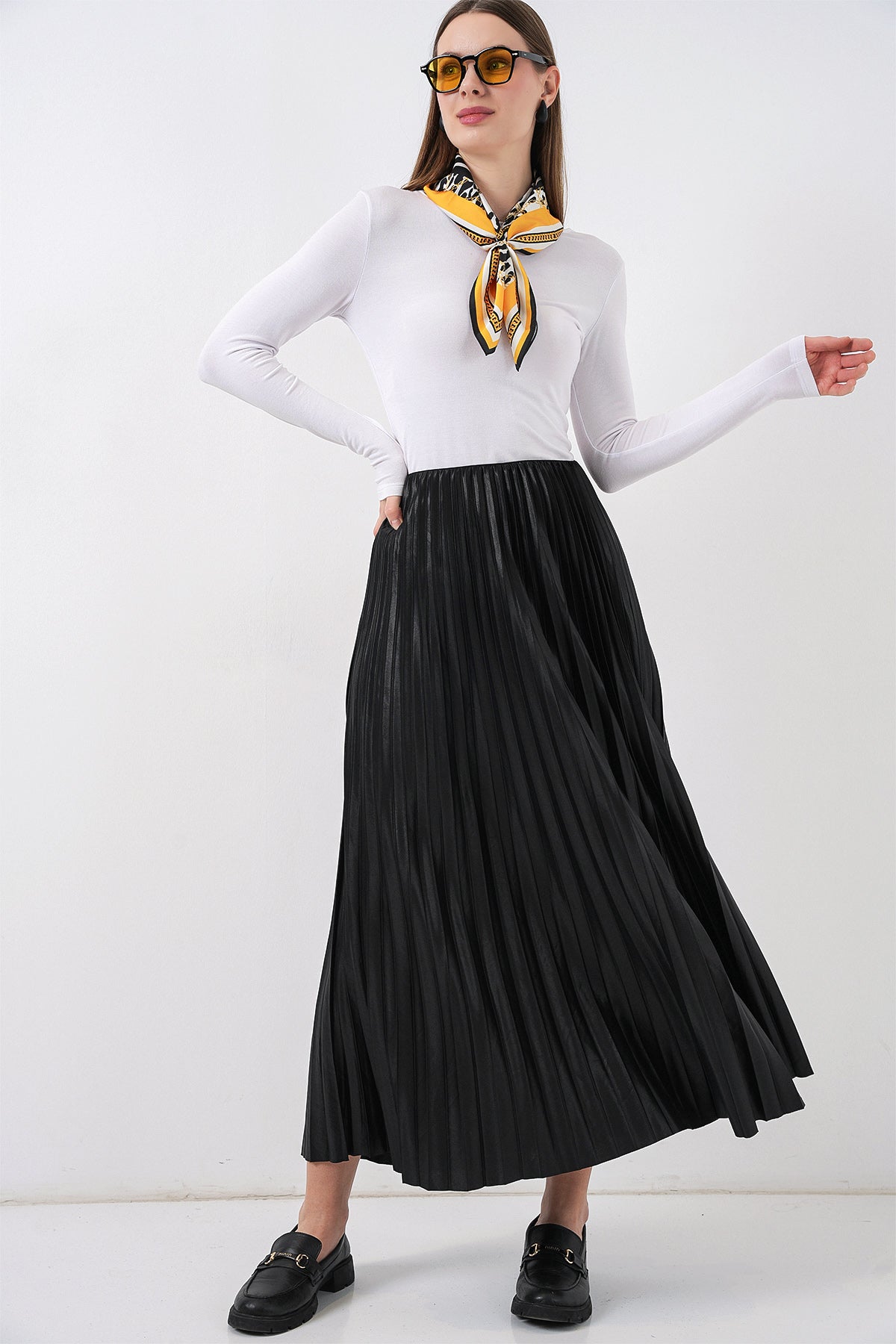 Image of 8009 Deri Görünümlü Piliseli Etek - Siyah