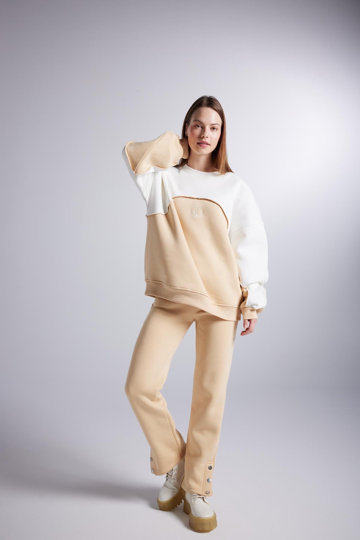 Image of Şardonlu 3 İplik Kumaş Logolu Oversize Nola Sweatshirt Bej