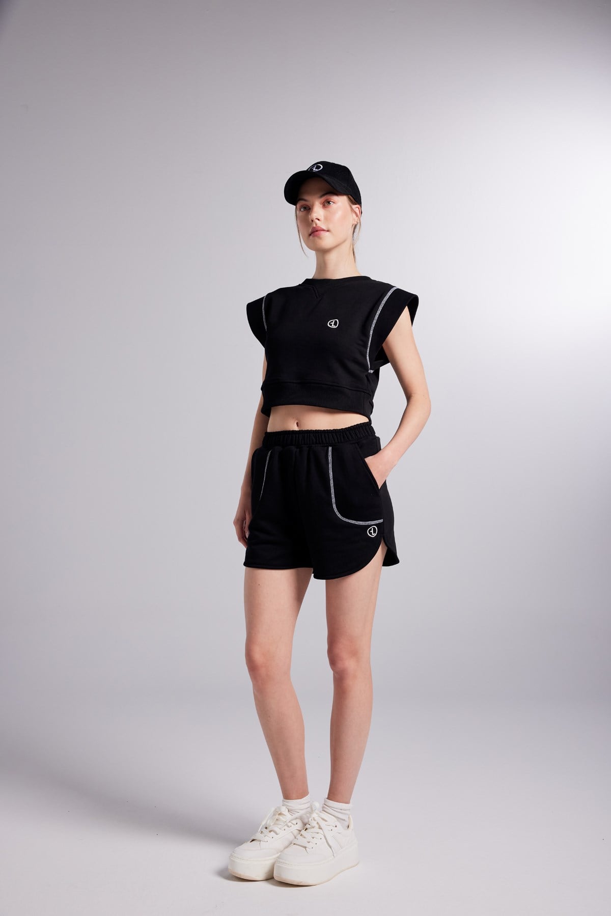 Image of Crop Kesim Kontrast Dikişli Rhode Tshirt Siyah
