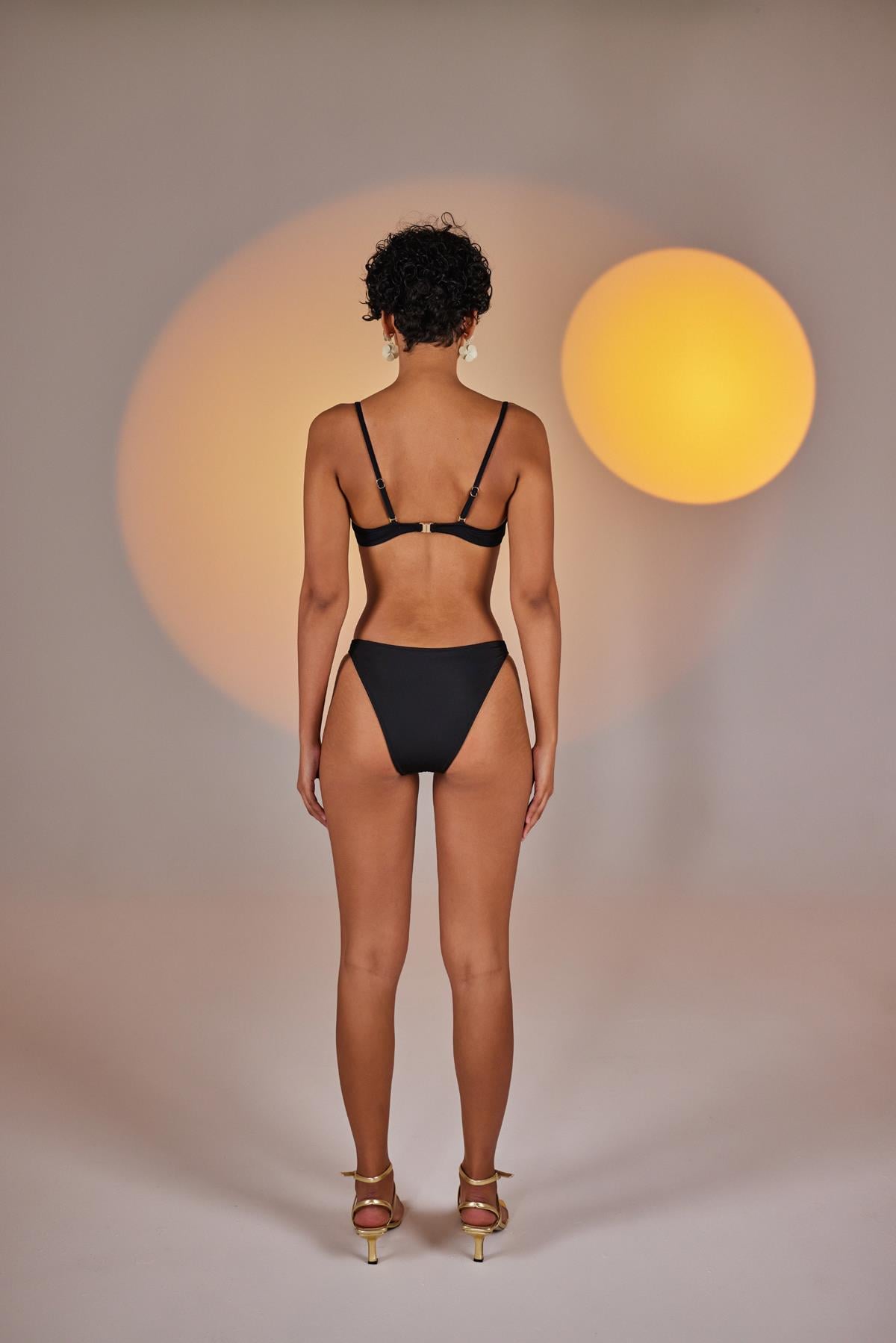 Image of Çıkarılabilir Çiçek Detaylı Premium Sleek Bikini Üstü Siyah